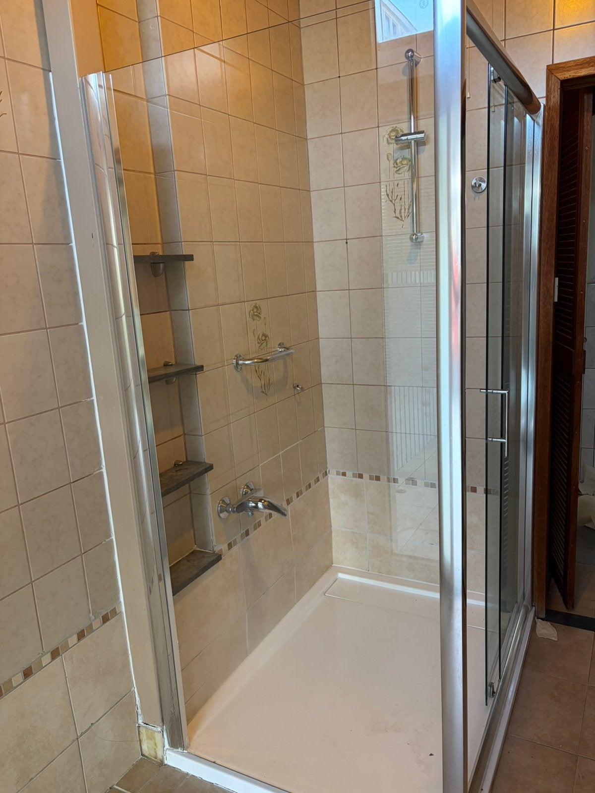 Complete badkamerinrichting met douche en wastafel, Huis en Inrichting, Badkamer | Complete badkamers, Zo goed als nieuw, Met douche