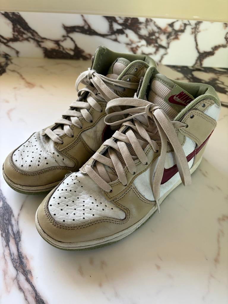 Nike Dunk High Sneakers - Beige/Wit/Bordeauxrood maat 36,5, Kleding | Dames, Schoenen, Ophalen of Verzenden, Gedragen, Beige, Sneakers of Gympen
