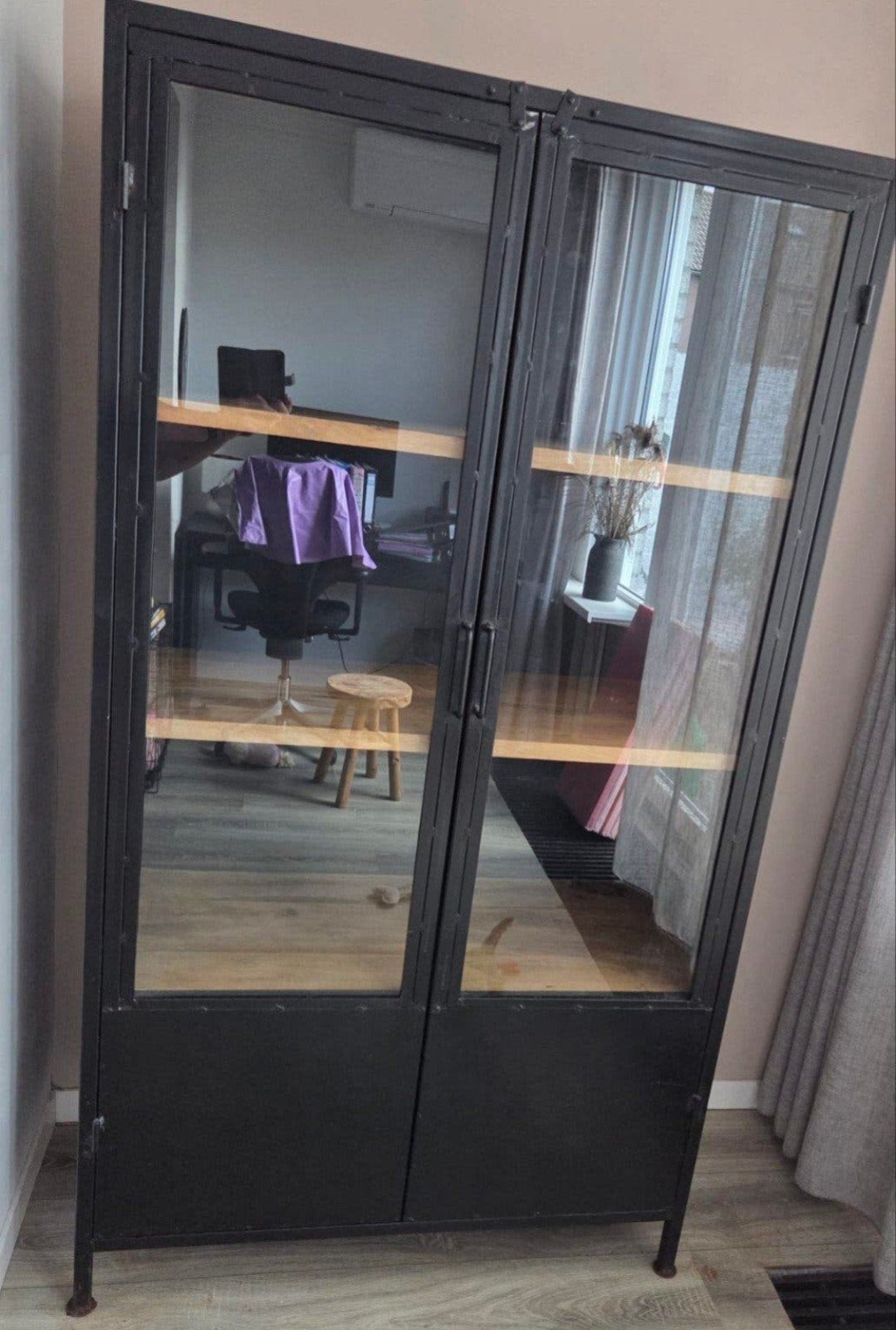 Industriële vitrinekast met glazen deuren en houten planken, Huis en Inrichting, Kasten | Vitrinekasten, Ophalen, 50 tot 100 cm