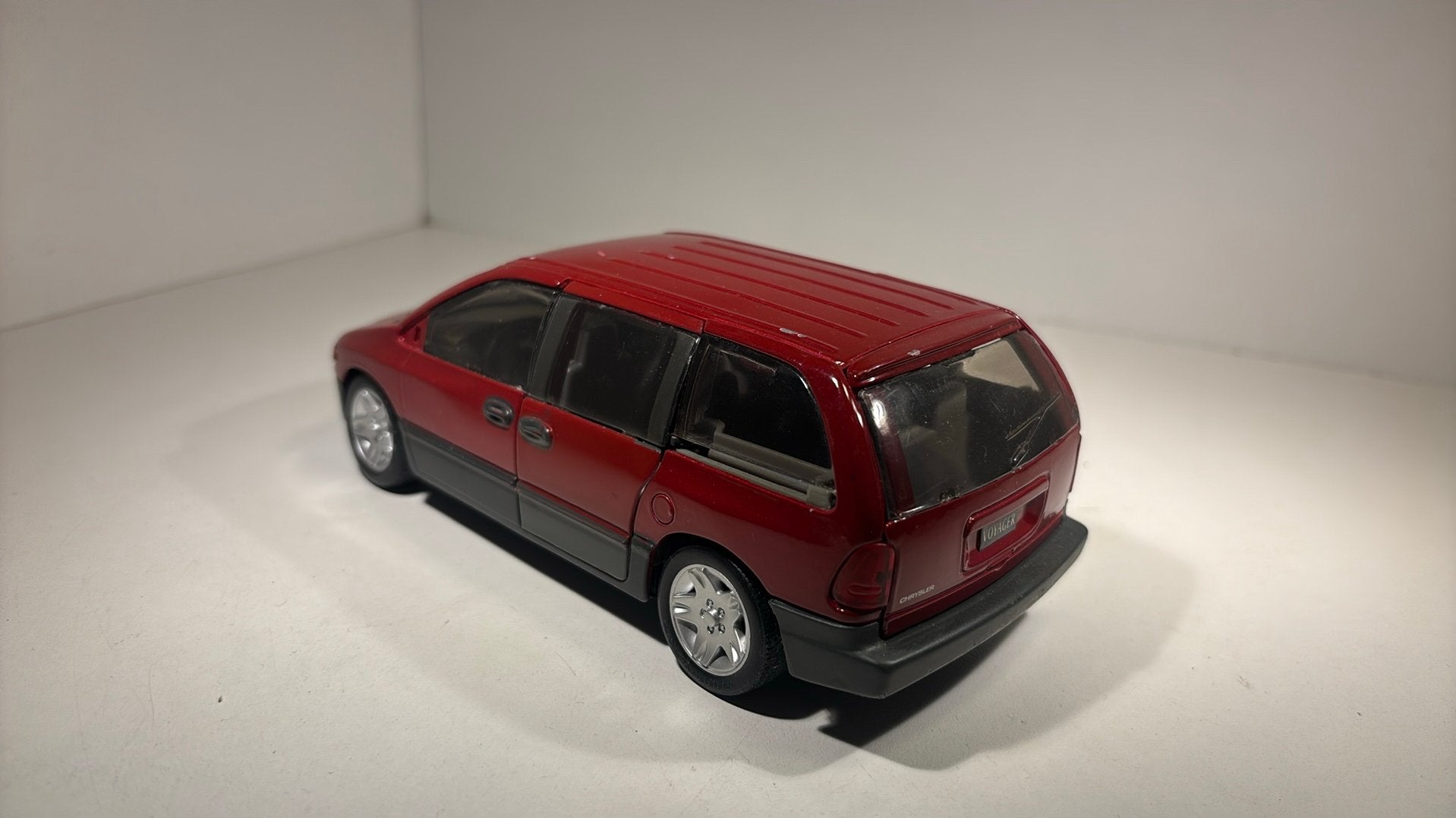 Dodge caravan red schade maisto 1.26, Overige merken, Auto, Ophalen of Verzenden, A