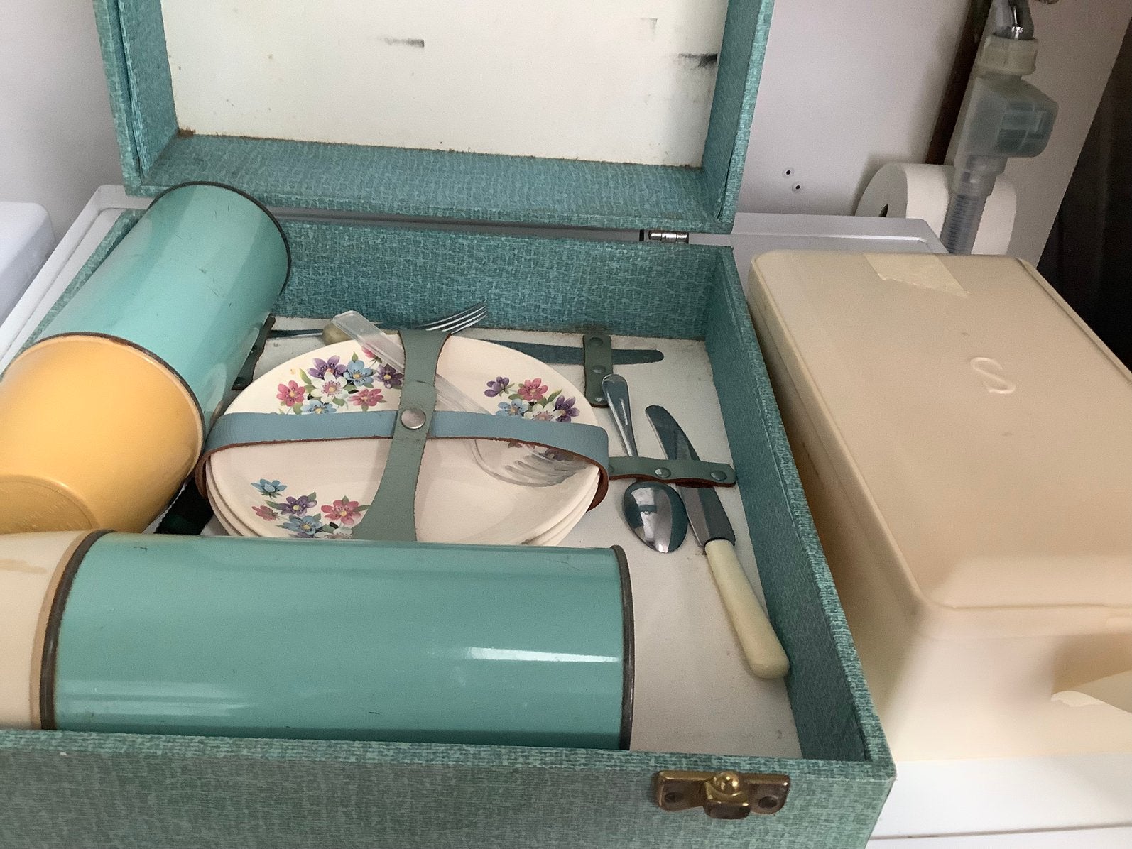 Picknick koffer met spulletjes antiek, Ophalen, Zo goed als nieuw