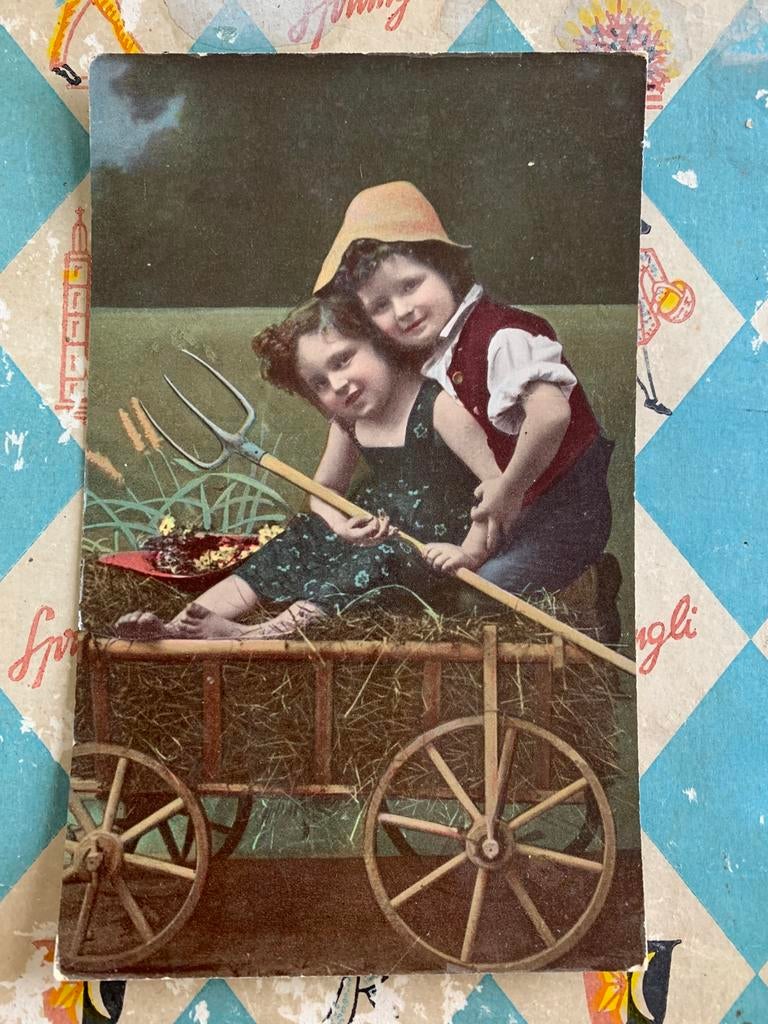 Kindjes op hooiwagen met riek (NN), Ophalen of Verzenden, Voor 1920, Ongelopen, Kinderen