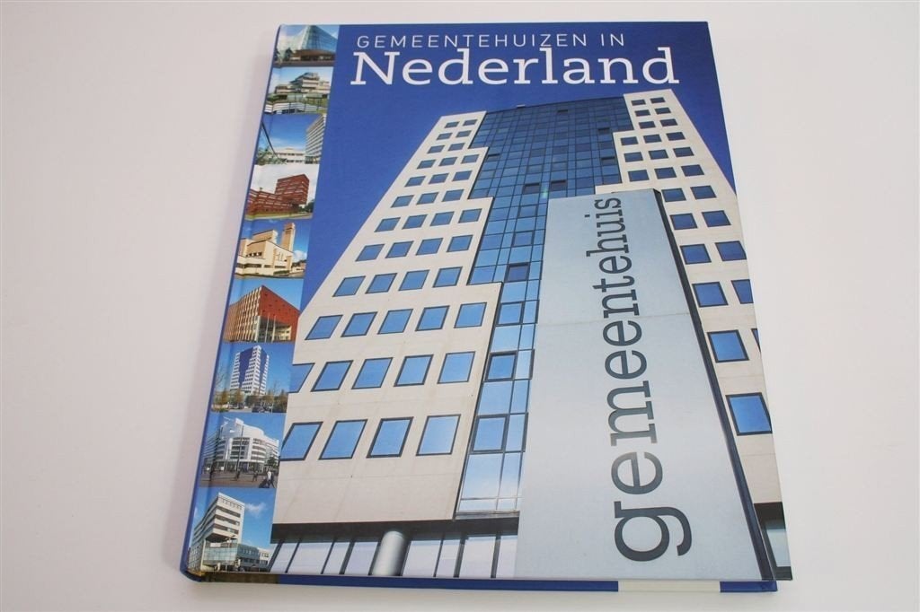Gemeentehuizen in Nederland — Rijk geïllustreerd Fotoboek, Ophalen of Verzenden, Zo goed als nieuw