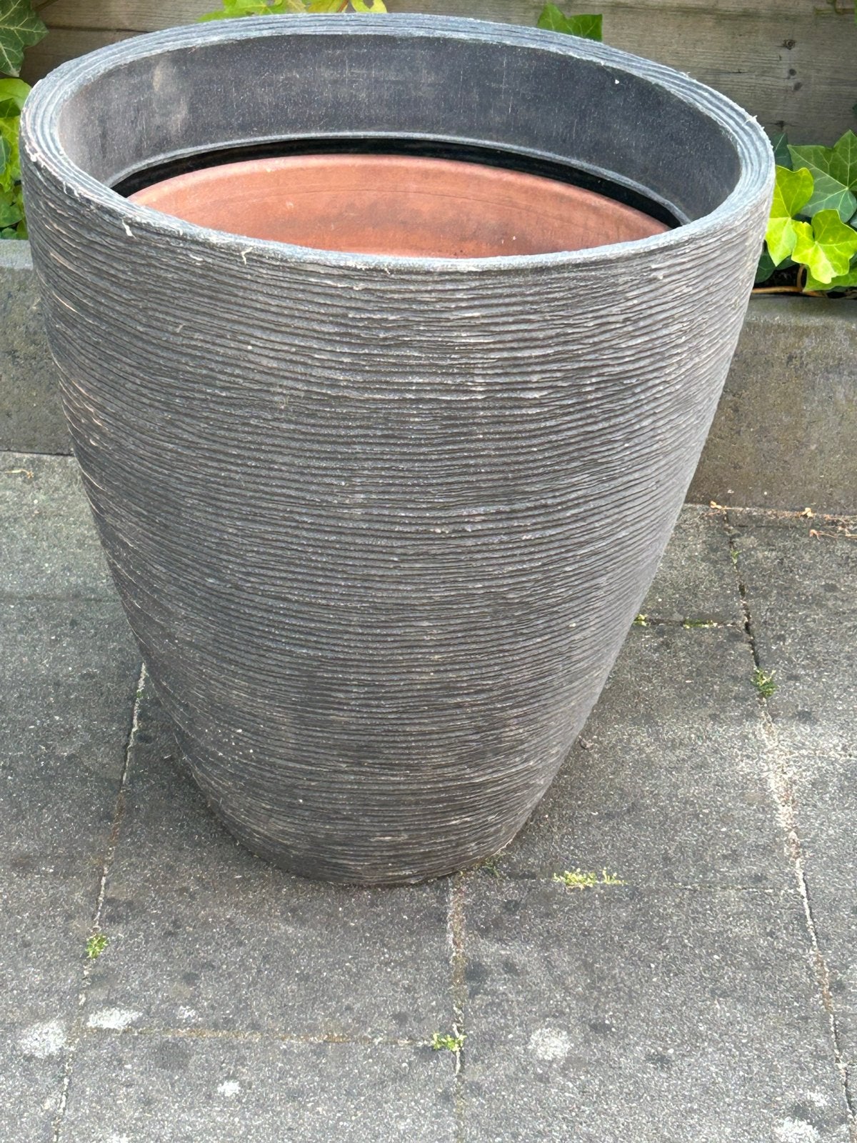 Grote plastic bloempot met stenen binnenpot - 42cm hoog, Tuin en Terras, Steen, Gebruikt, Minder dan 60 cm, Rond