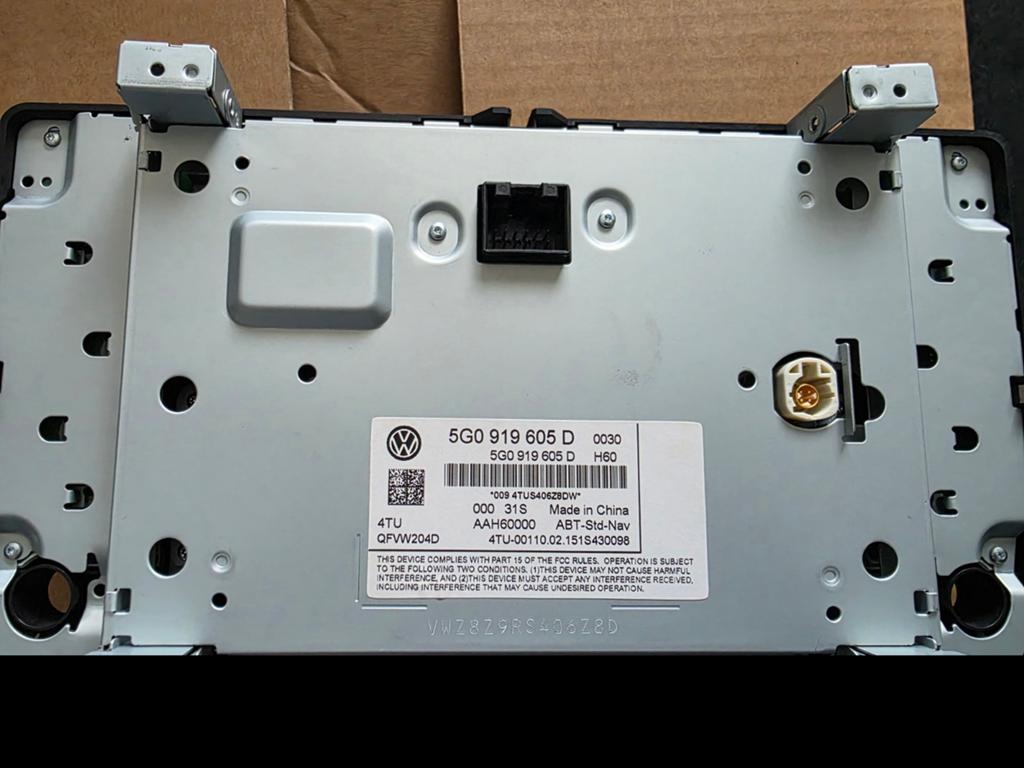Radio Volkswagen d'origine avec finition en carbone - 5G0 919 605 D