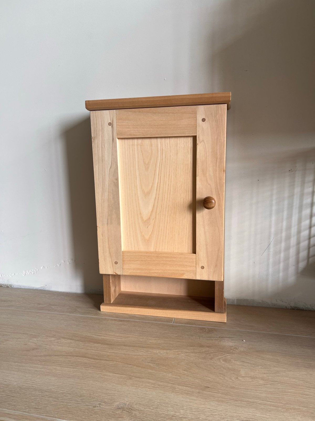 Houten wandkastje met plankje, Ophalen, Zo goed als nieuw