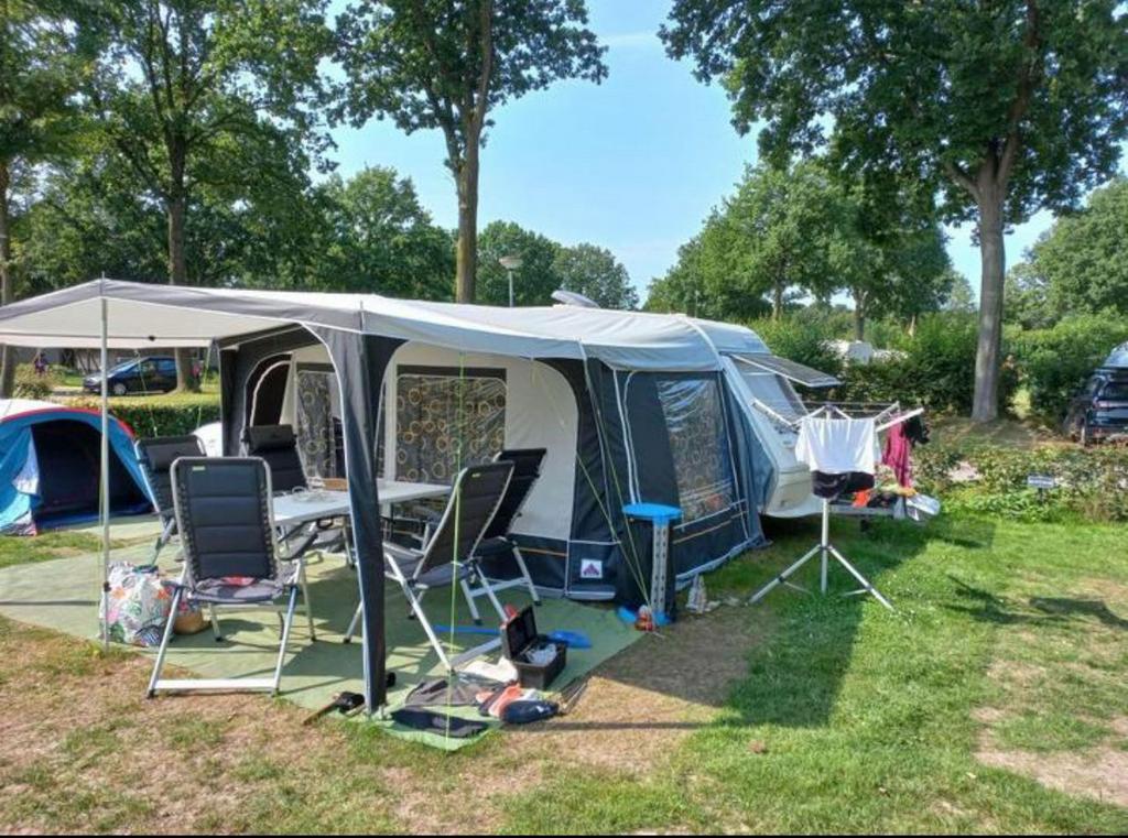 Beyerland Vitesse Lichte Caravan + Dorema voortent/luifel, Vast bed, Luifel, Treinzit, 750 - 1000 kg