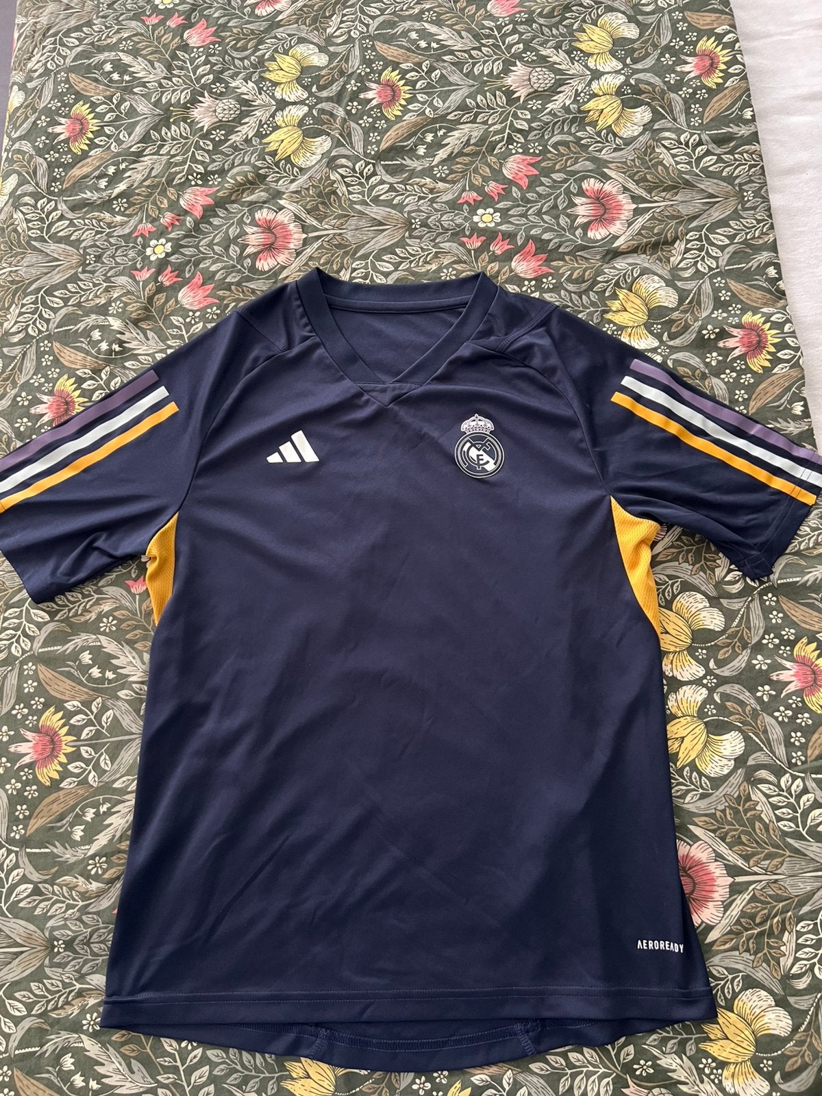 Trainingstenue Real Madrid maat 164, Maat XS of kleiner, Ophalen of Verzenden, Zo goed als nieuw, Shirt