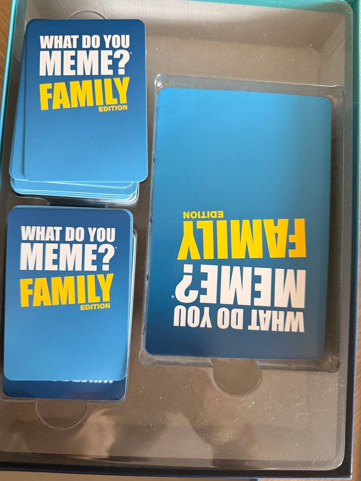 What Do You Meme? Family Edition - Gezellig gezelschapsspel, Drie of vier spelers, Ophalen of Verzenden, Zo goed als nieuw