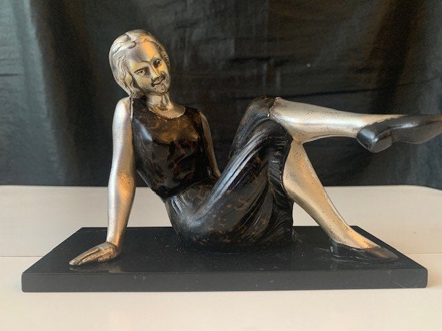 art deco beeldje zittende vrouw, Antiek en Kunst, Ophalen of Verzenden