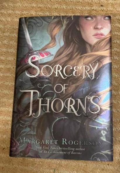 Sorcery of Thorns van Margaret Rogerson (hardcover), Ophalen, Zo goed als nieuw