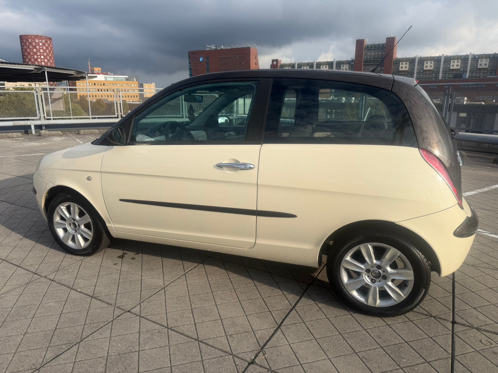 Lancia Ypsilon 1.4 16V AUT 2006 Wit, Auto's, 970 kg, 40 €/maand, 400 kg, Wit