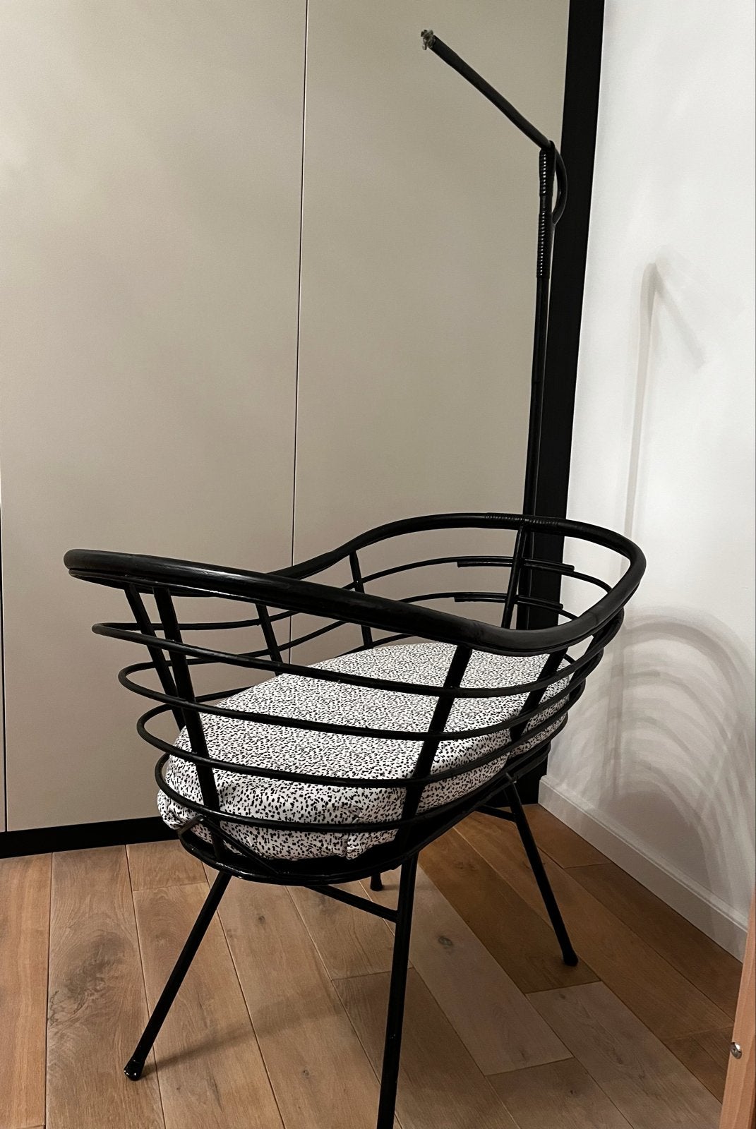 Vintage baby wieg zwart met nieuw matras, Ophalen, Gebruikt, Wieg