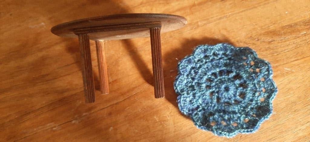 Miniatuur houten tafel met gehaakt kleedje, Ophalen of Verzenden, Gebruikt, Decoratie