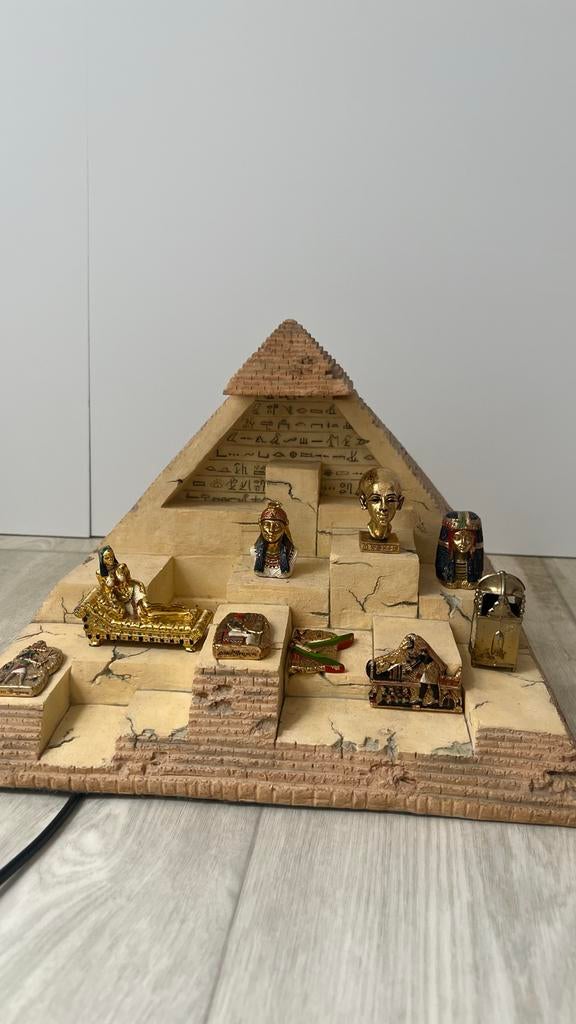 Egyptische Beeldjes Set met Piramide Display, Verzamelen, Ophalen of Verzenden, Zo goed als nieuw, Overige typen