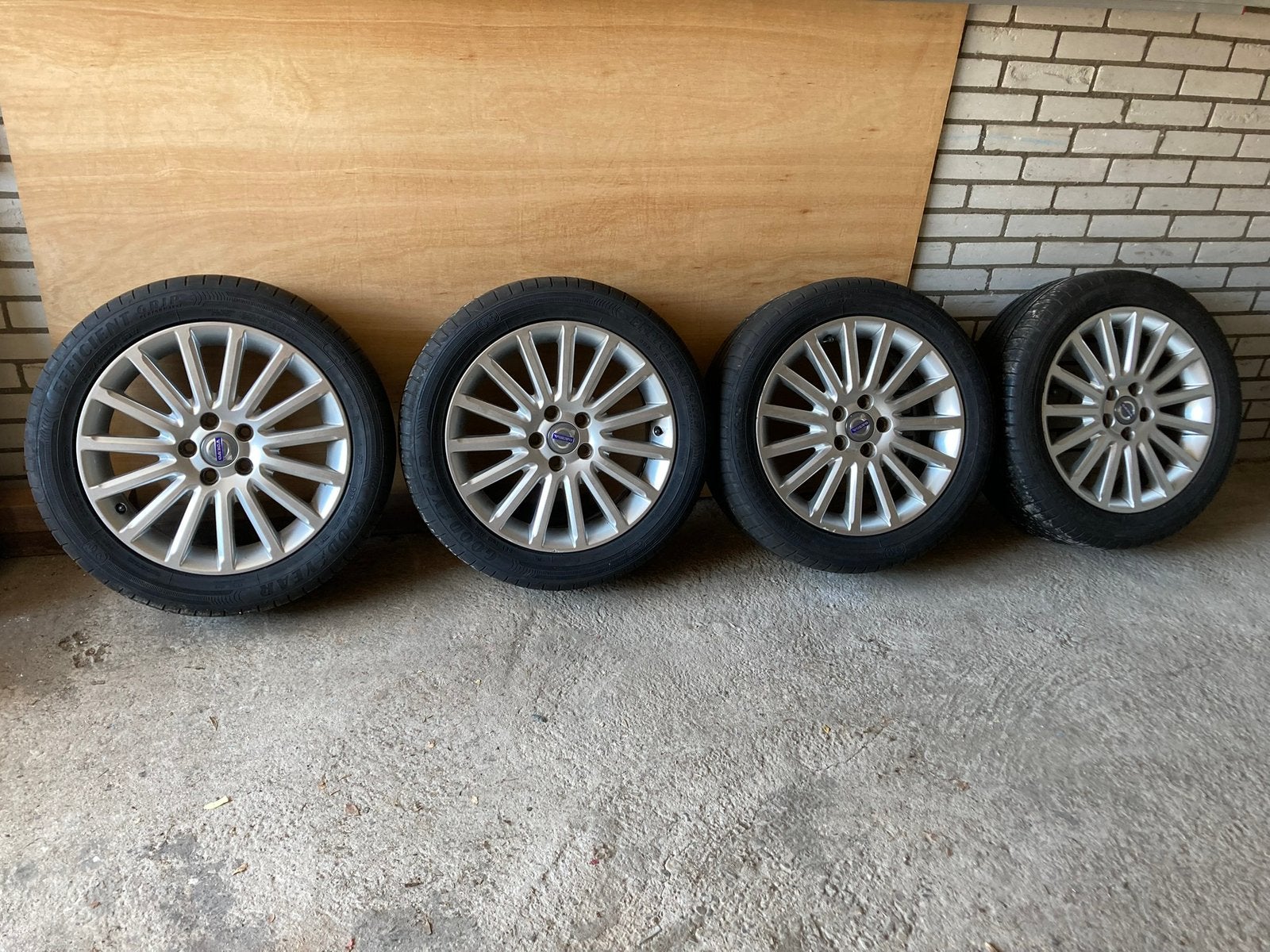 Originele Volvo lichtmetalen  velgen 17 inch, met banden, Ophalen, 17 inch, Zomerbanden, Velg(en)