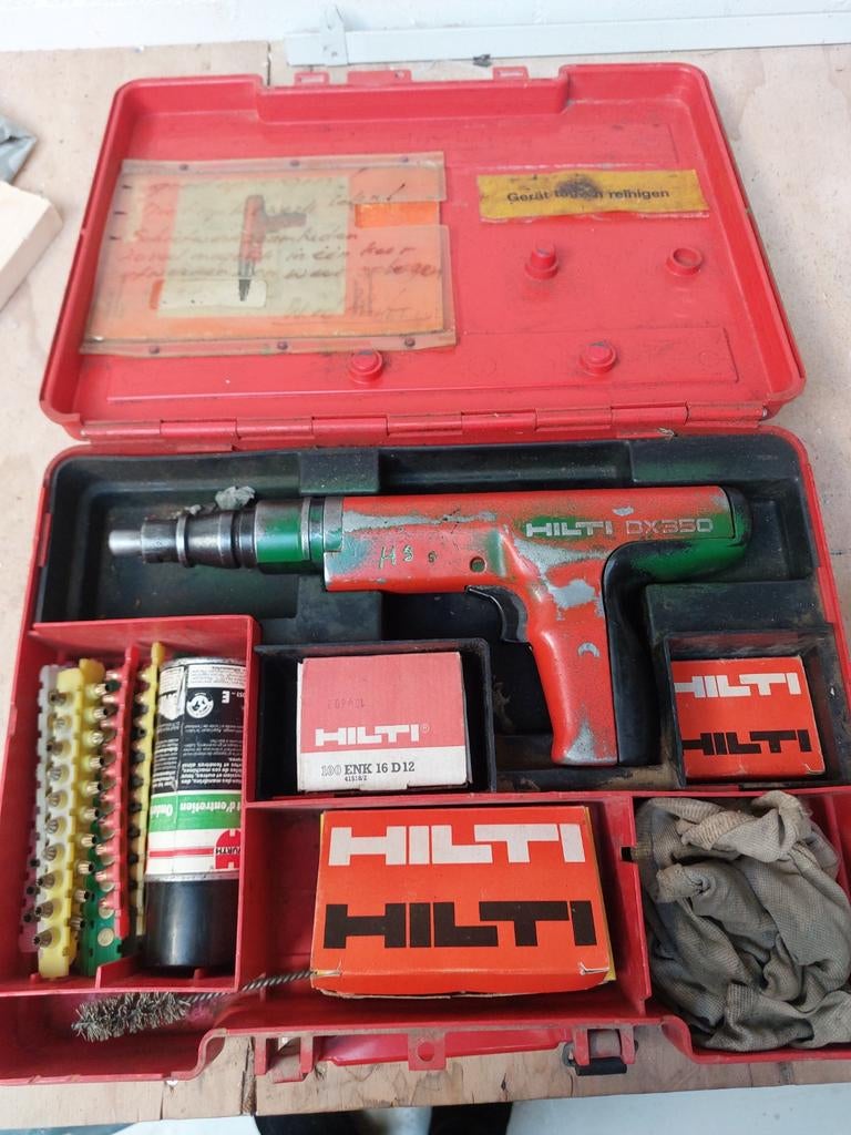 Hilti kruidschiethamer met diverse kruidpatronen en spijkers, Ophalen of Verzenden, Gebruikt, Boor- en/of Breekhamer