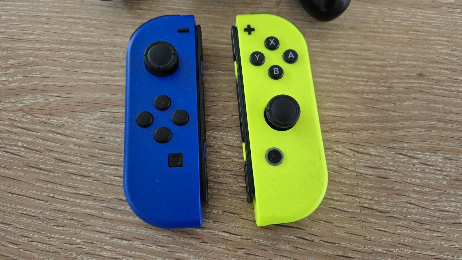 Nintendo Switch Joy-Cons (Blauw & Geel) met Grip, Ophalen of Verzenden, Gebruikt, Met 2 controllers, Switch Original