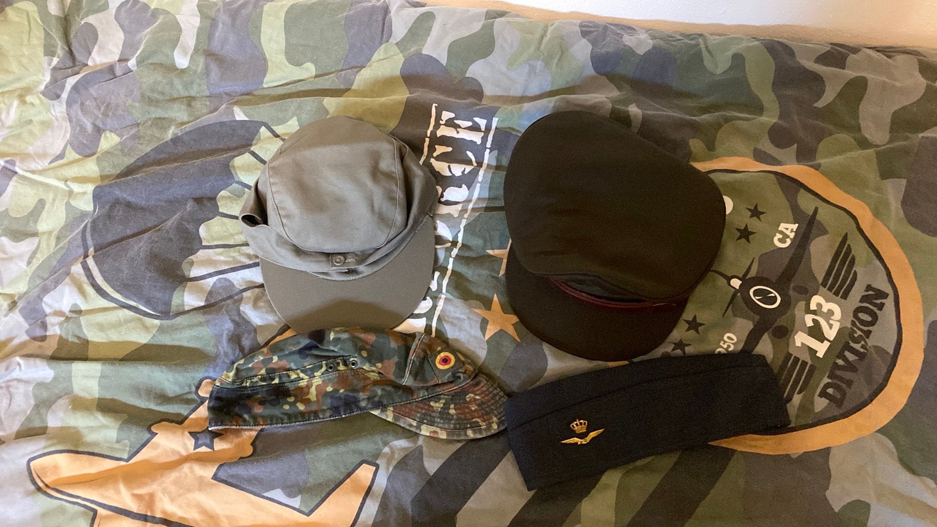 4 verschillende militaire hooftdeksels €5,00 per stuk, Verzamelen, Ophalen of Verzenden, Landmacht, Nederland, Kleding of Schoenen