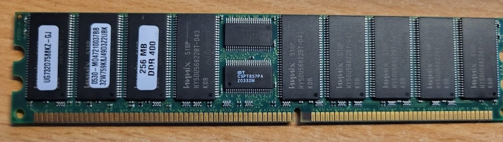 Unigen UG732D7588KZ-GJ 256 MB DDR-400 (PC-3200) ECC server, 1 GB of minder, Overige soorten, Server, 400MHz (PC3200)