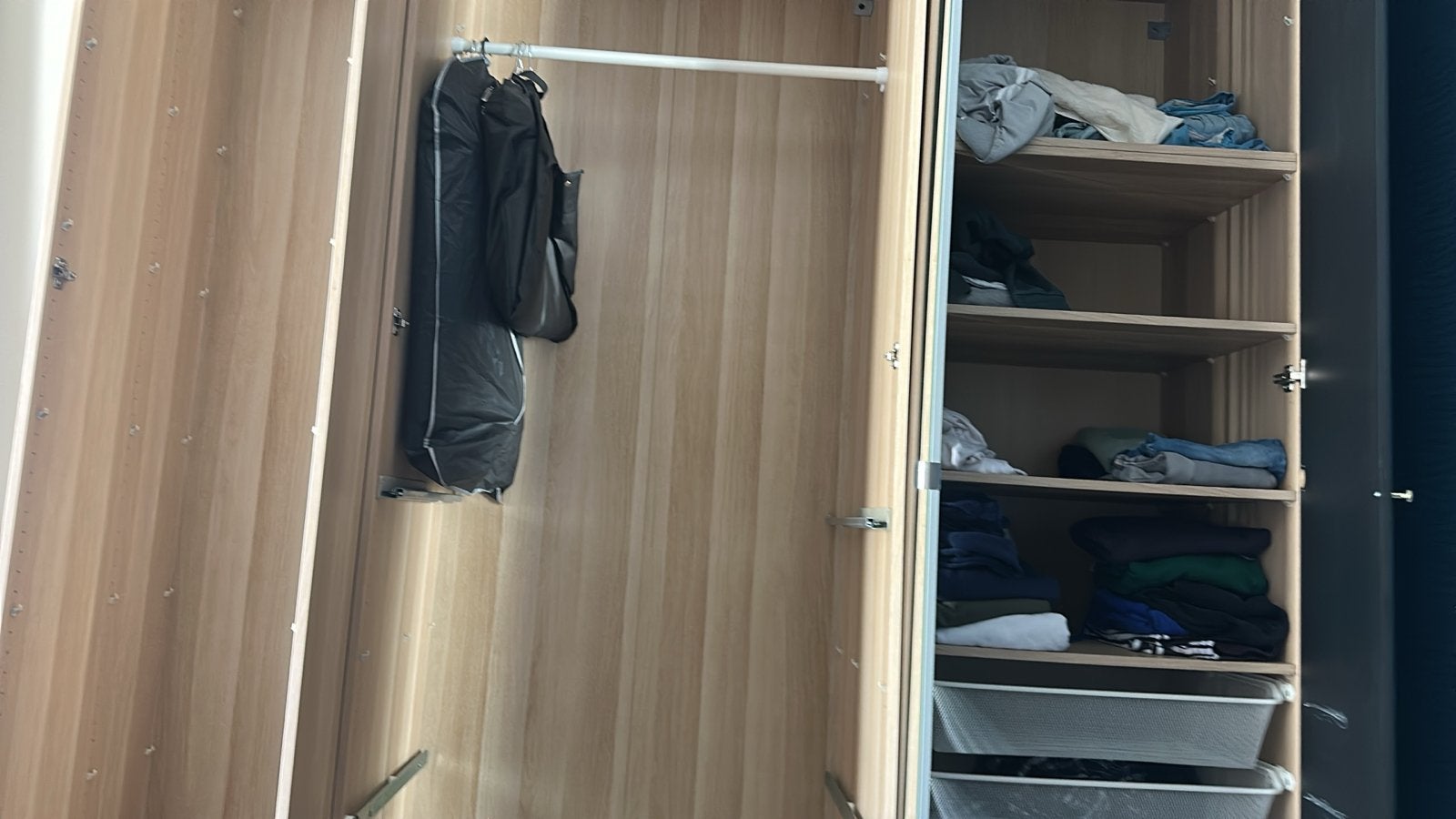Ikea Pax Kledingkast - 2.25m breed, mat zwart & spiegel, Huis en Inrichting, Kasten | Kledingkasten, Ophalen, Gebruikt, 200 cm of meer