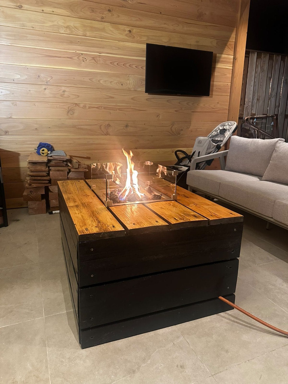 Sfeervolle Vuurtafel op Gas - Handgemaakt Houtdesign, Tuin en Terras, Ophalen, Gebruikt