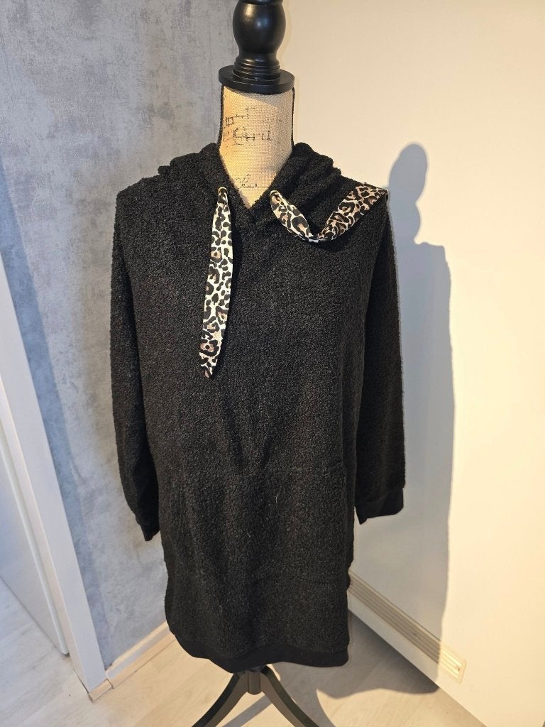 Zwarte teddy hoodie jurk met luipaardprint details one size, Ophalen of Verzenden, Zo goed als nieuw, Maat 38/40 (M), Zwart