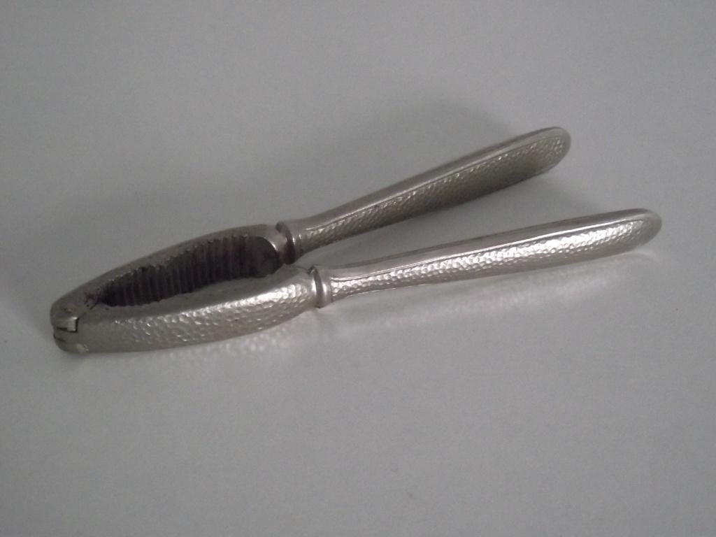 vintage RVS hamerslag notenkraker 15,5 cm Sola 1950-1960, Zilver, Ophalen of Verzenden, Metaal, Overige merken