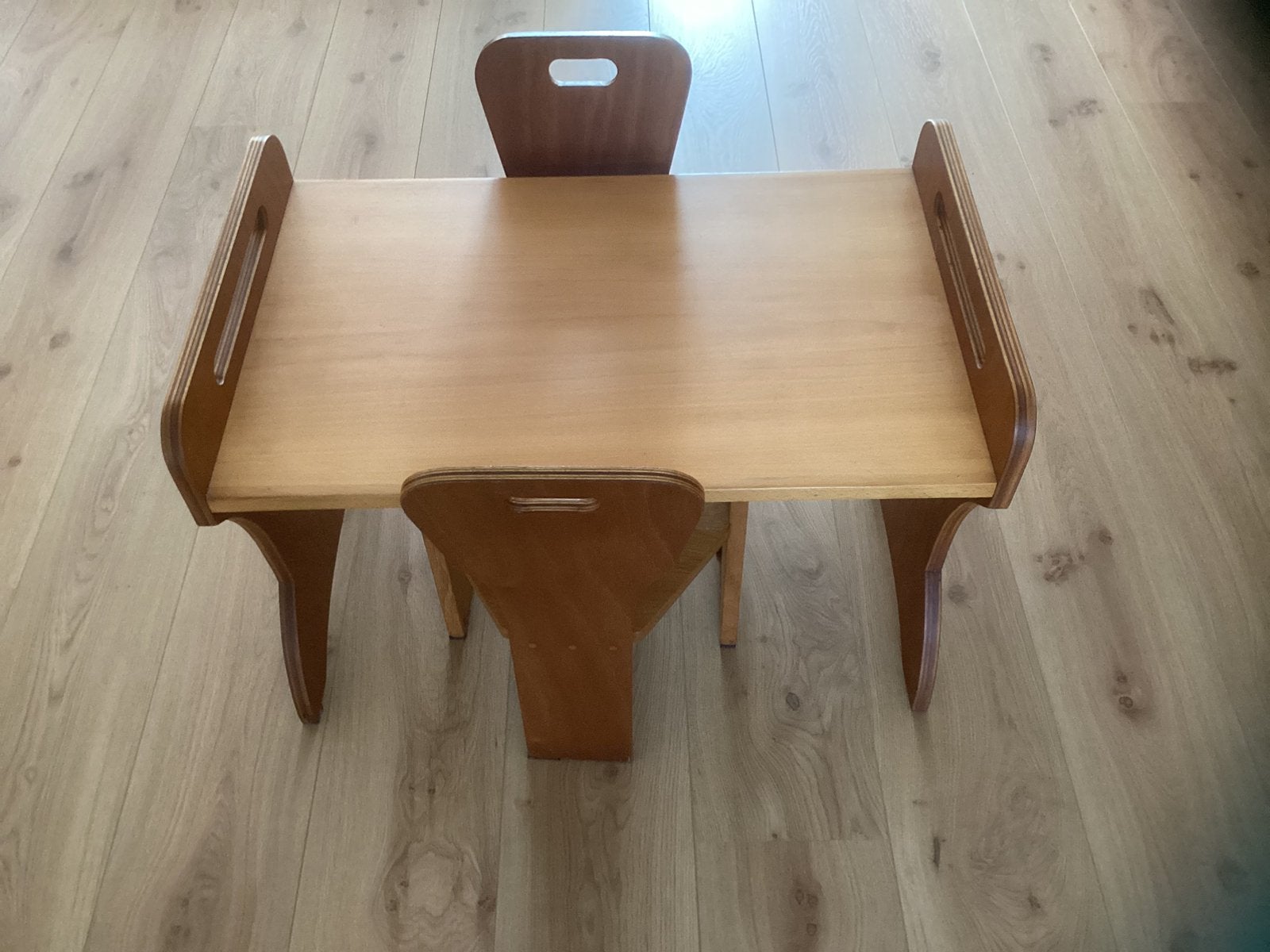 Houten kindertafel met 2 stoeltjes handgemaakt, Kinderen en Baby's, Ophalen, Tafel(s) en Stoel(en)