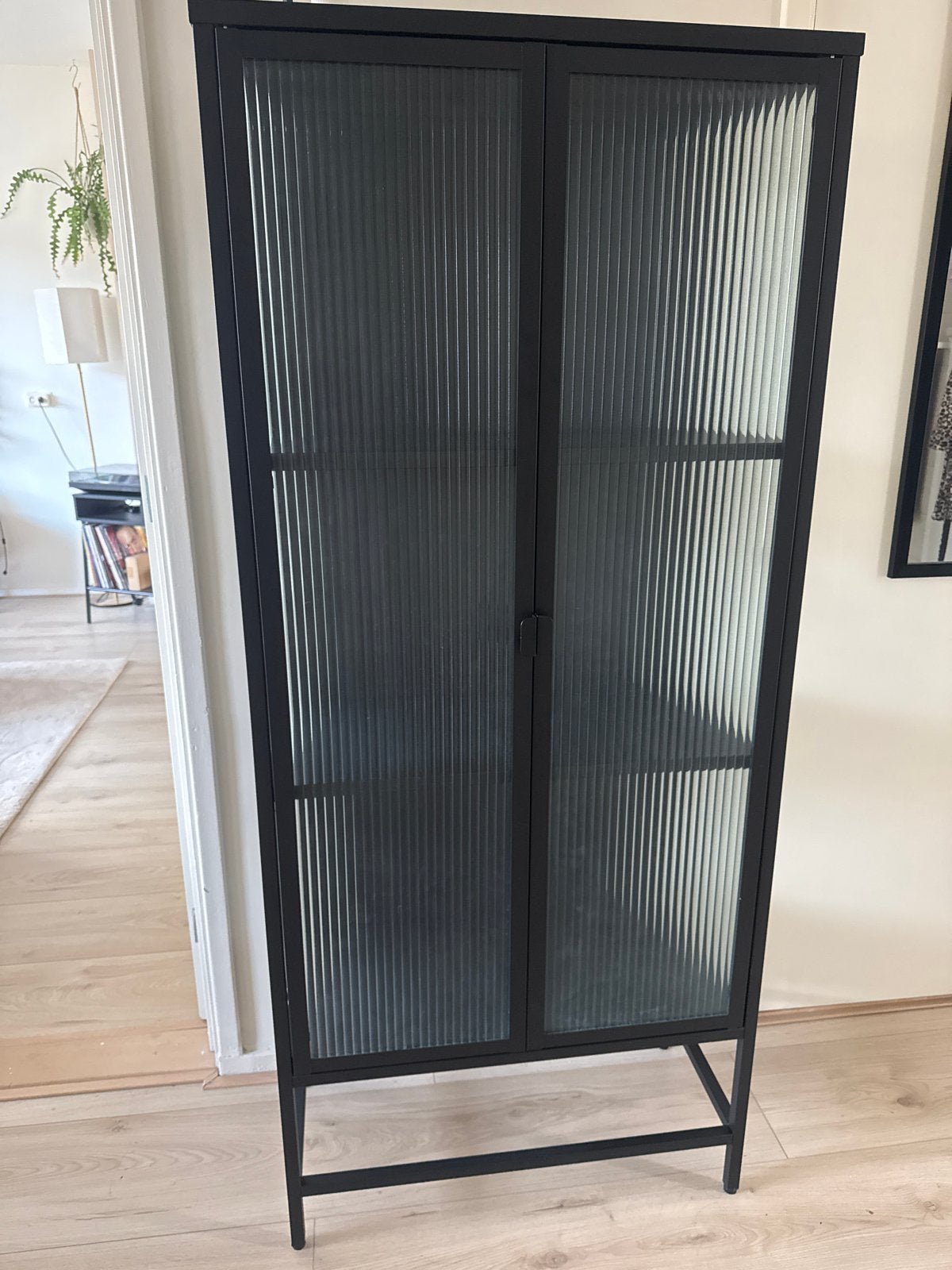 Zwarte vitrinekast Kwantum met geribbeld glas, Huis en Inrichting, Ophalen, Zo goed als nieuw