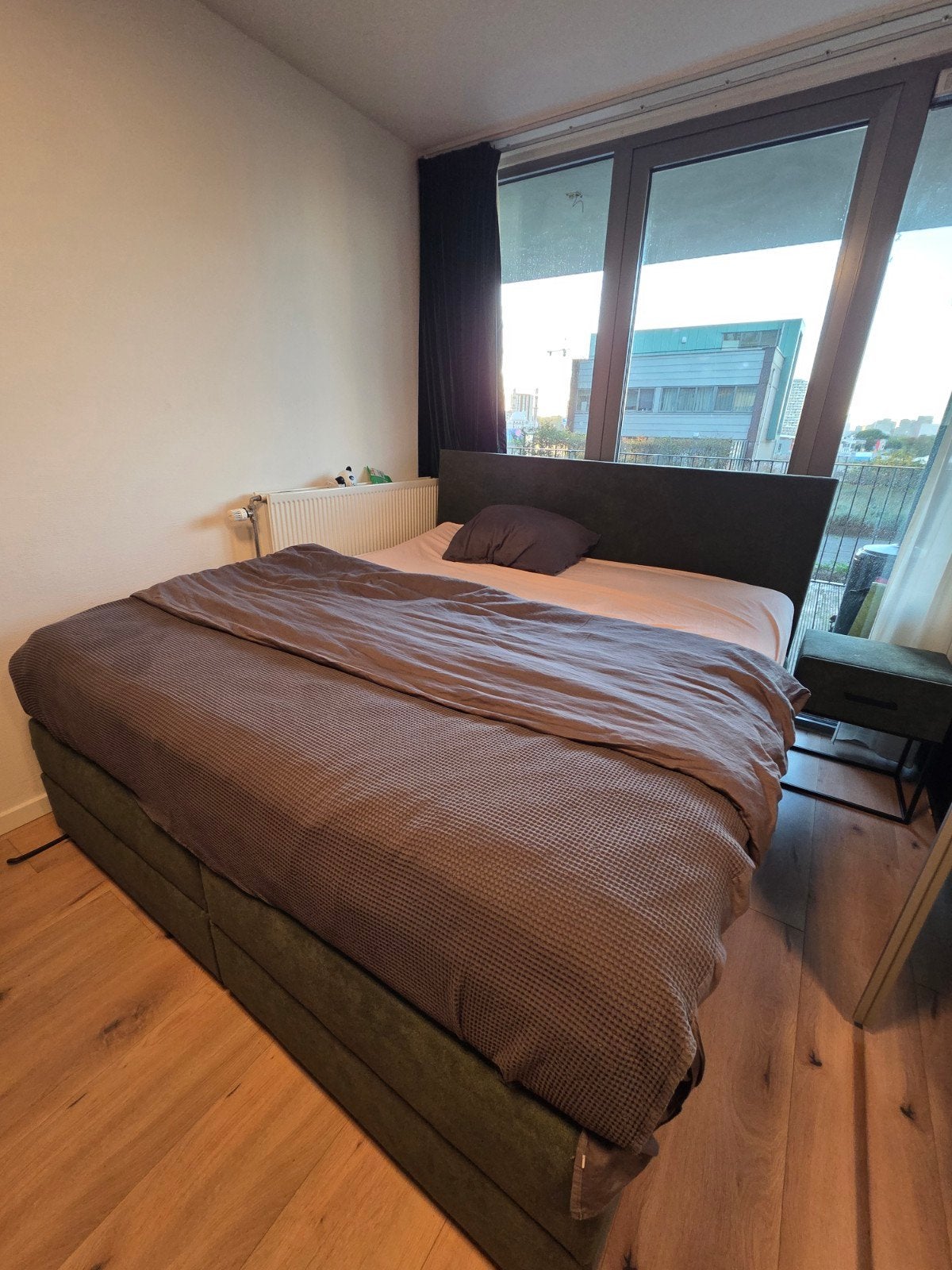 Groene stoffen tweepersoons boxspring opberg bed