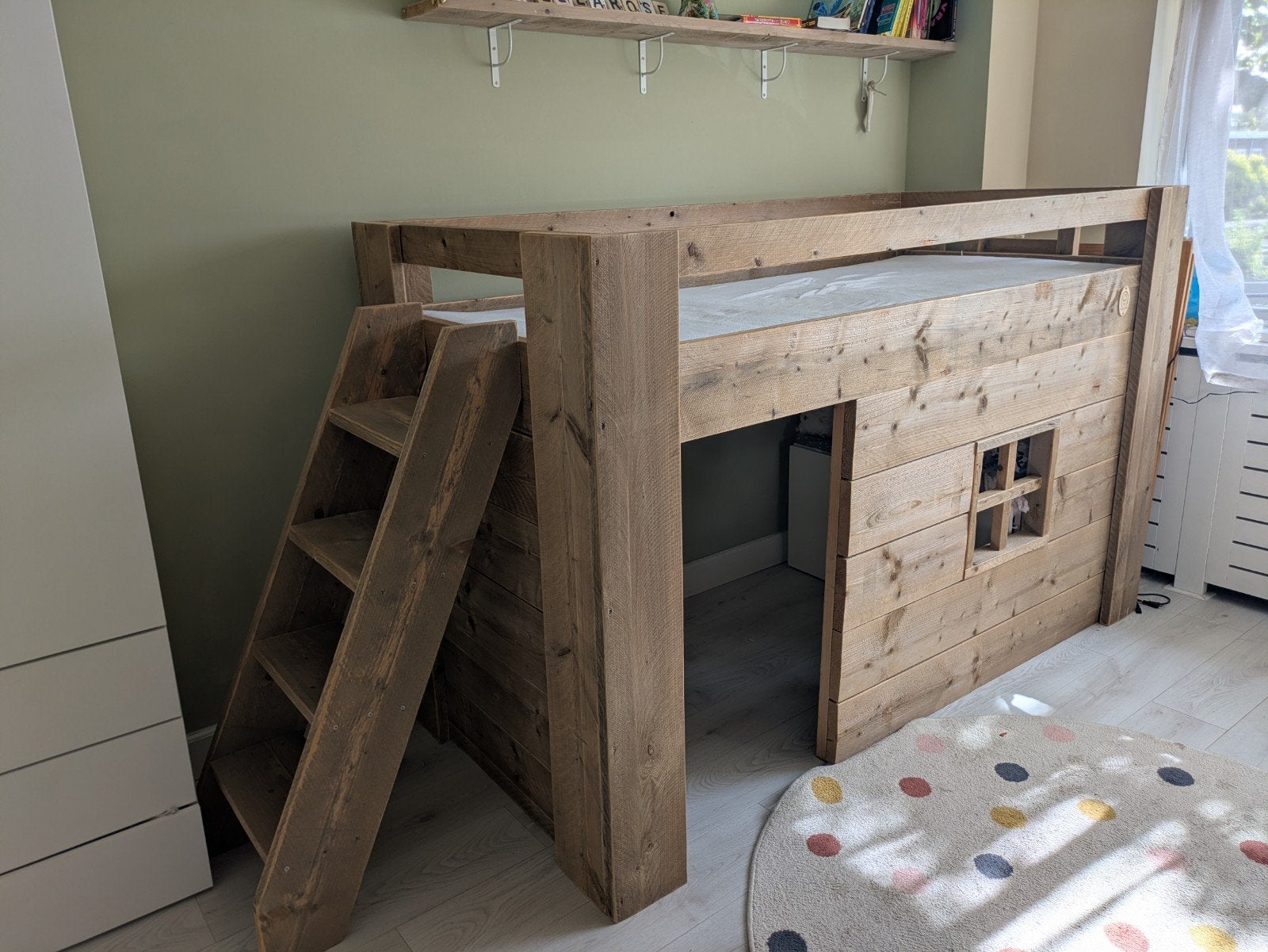 Saartje prum. Stevig houten hoogslaper, Huis en Inrichting, Slaapkamer | Stapelbedden en Hoogslapers, Ophalen, 100 cm, Hoogslaper