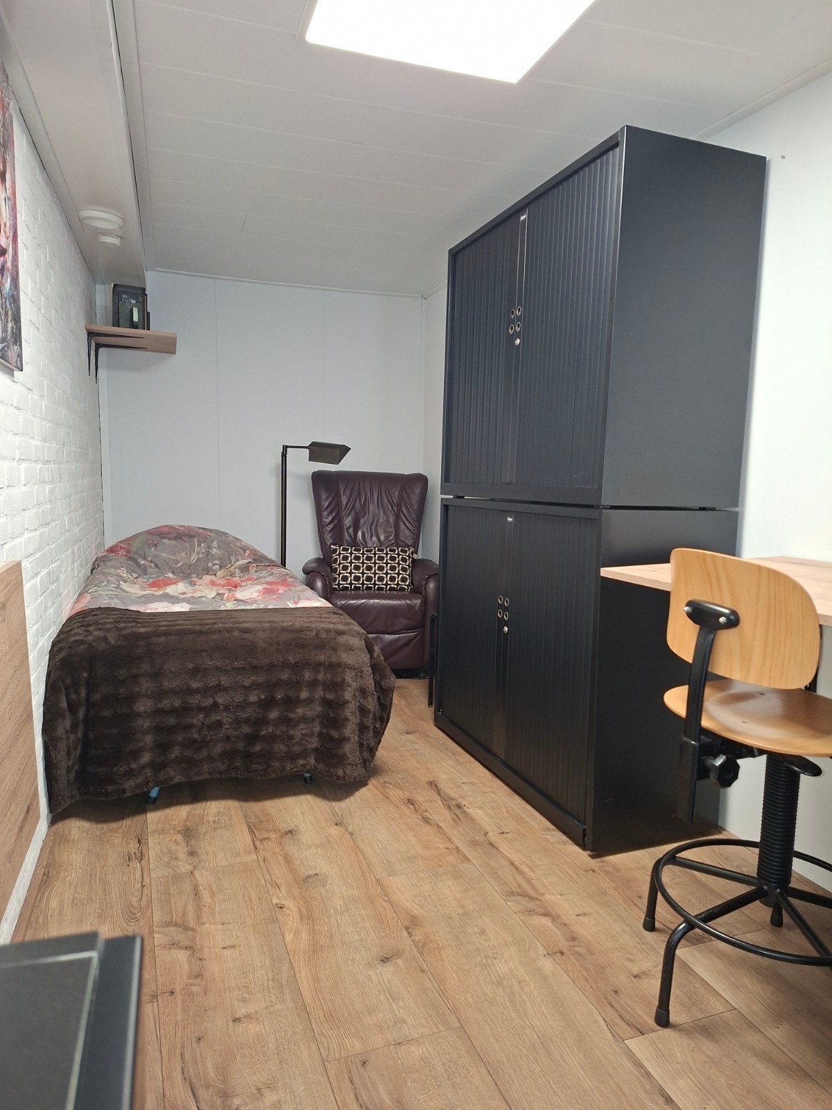 Tijdelijke woonruimte te huur voor rustige, werkende vrouw, Huizen en Kamers, Kamers te huur