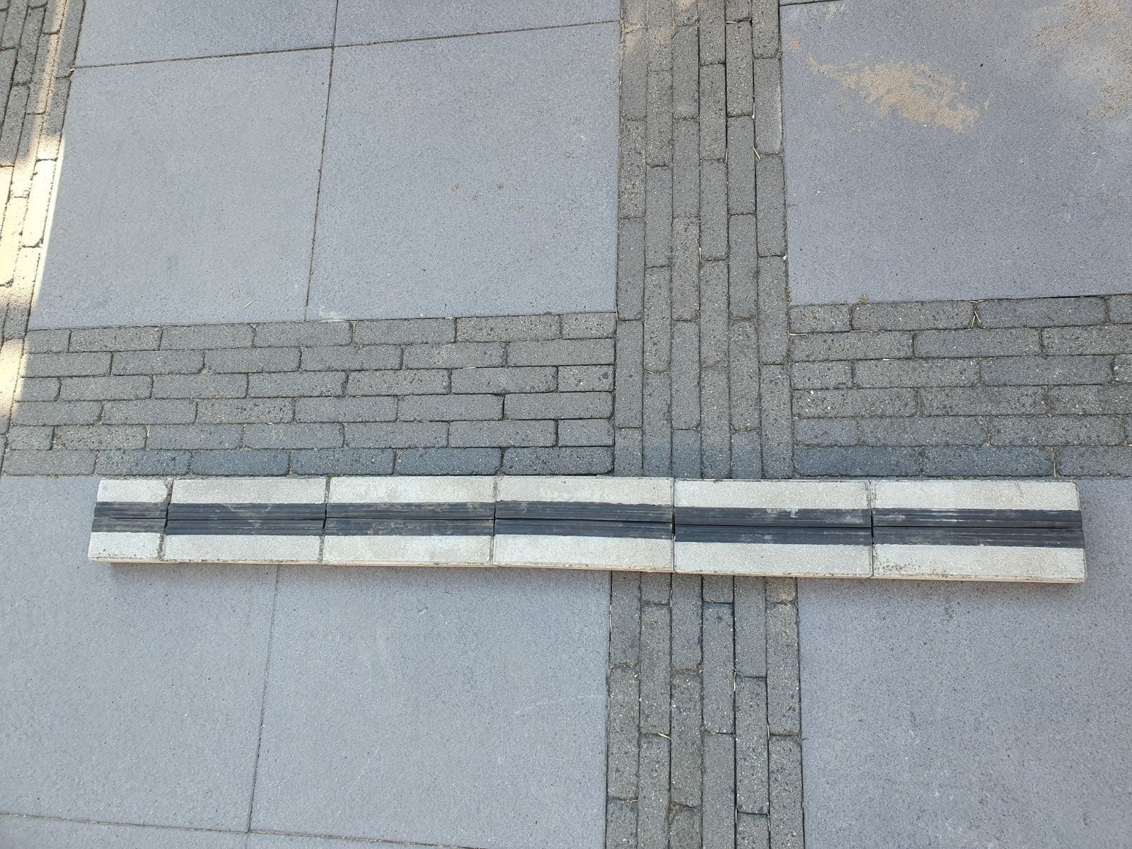 Kabelgoot tegels voorzien van rubberen strips 5 stuks, Ophalen, Gebruikt, Overige typen, Minder dan 5 m²