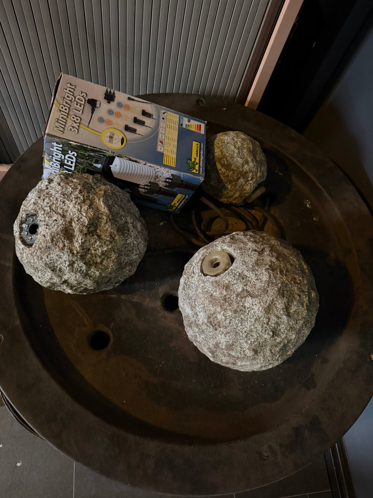 Fontein te koop direct meenemen met bollen stenen en pomp, Ophalen, Zo goed als nieuw, Beton, Fontein