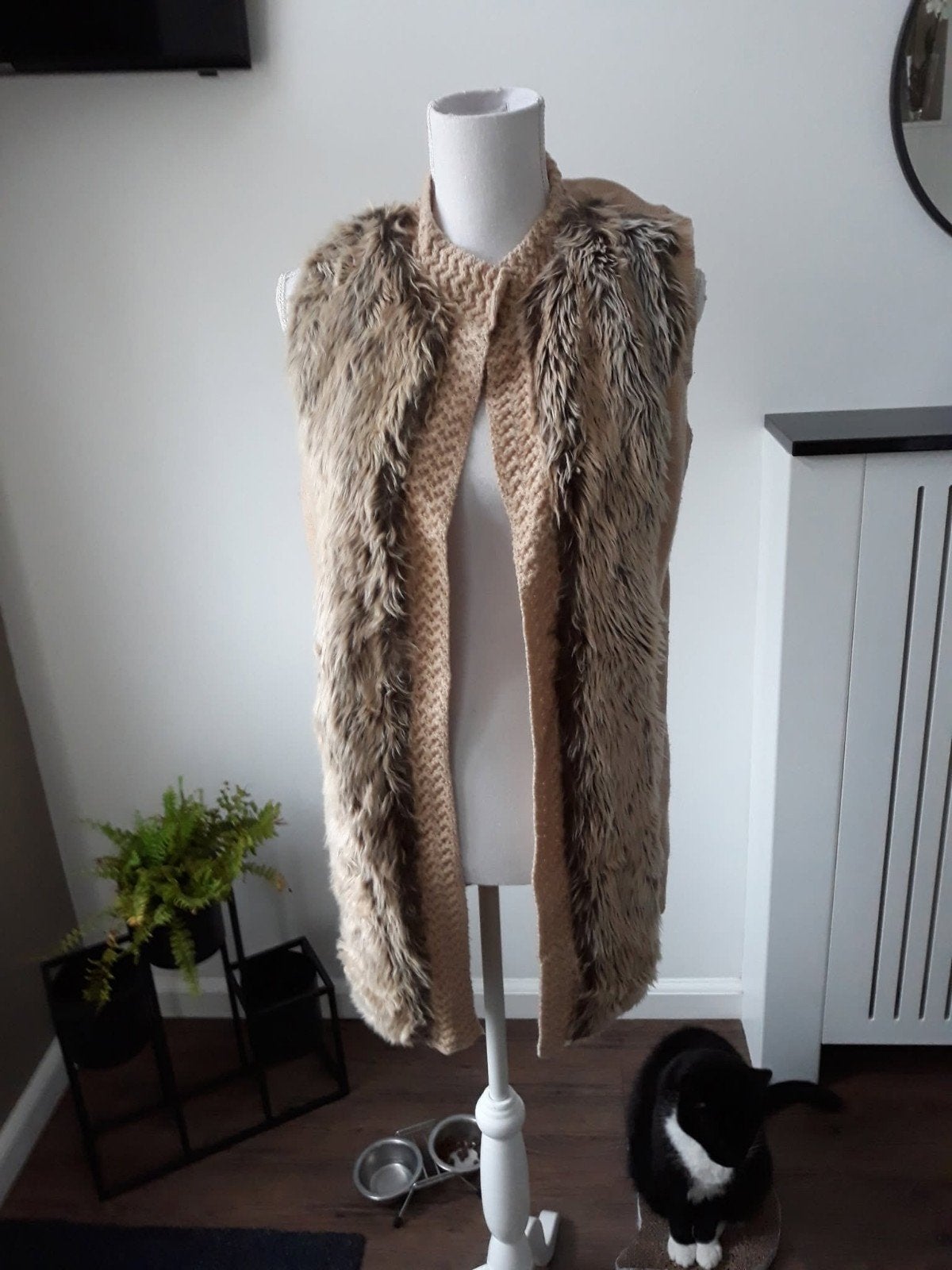 Dit is een beige vest met bont, zonder mouwen. Het vest is m, Ophalen of Verzenden, Zo goed als nieuw, Maat 38/40 (M), Beige