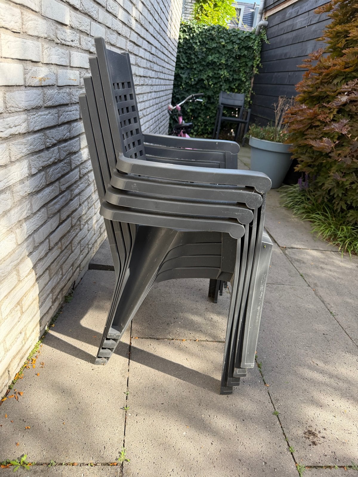 Foto 3 van Stapelbare tuinstoelen van kunststof - Grijs