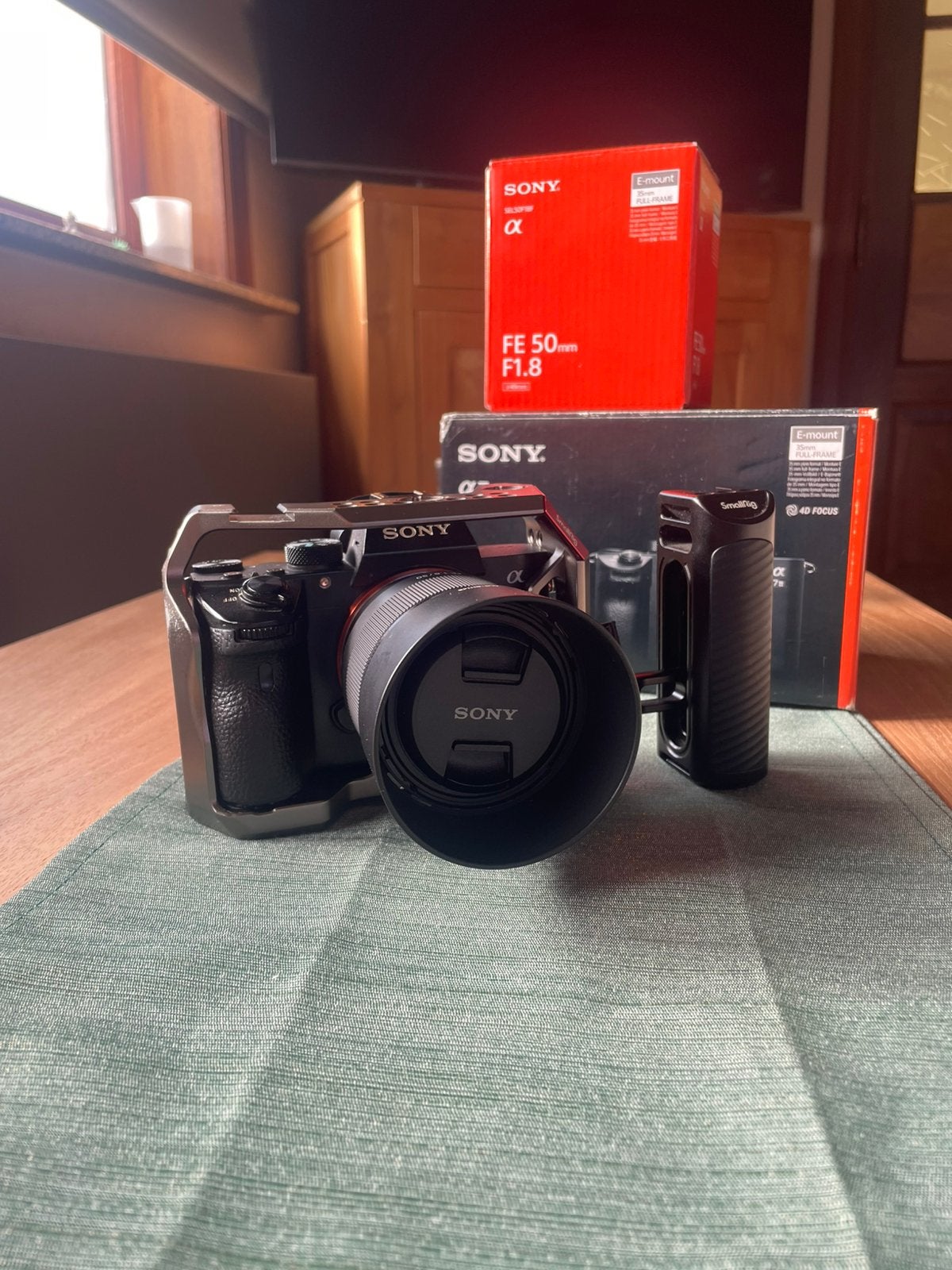 Sony A7 III + Sony FE 50mm F1.8 + SmallRig Cage + Handle, Gebruikt, Lensdop, Ophalen of Verzenden, 24 megapixels