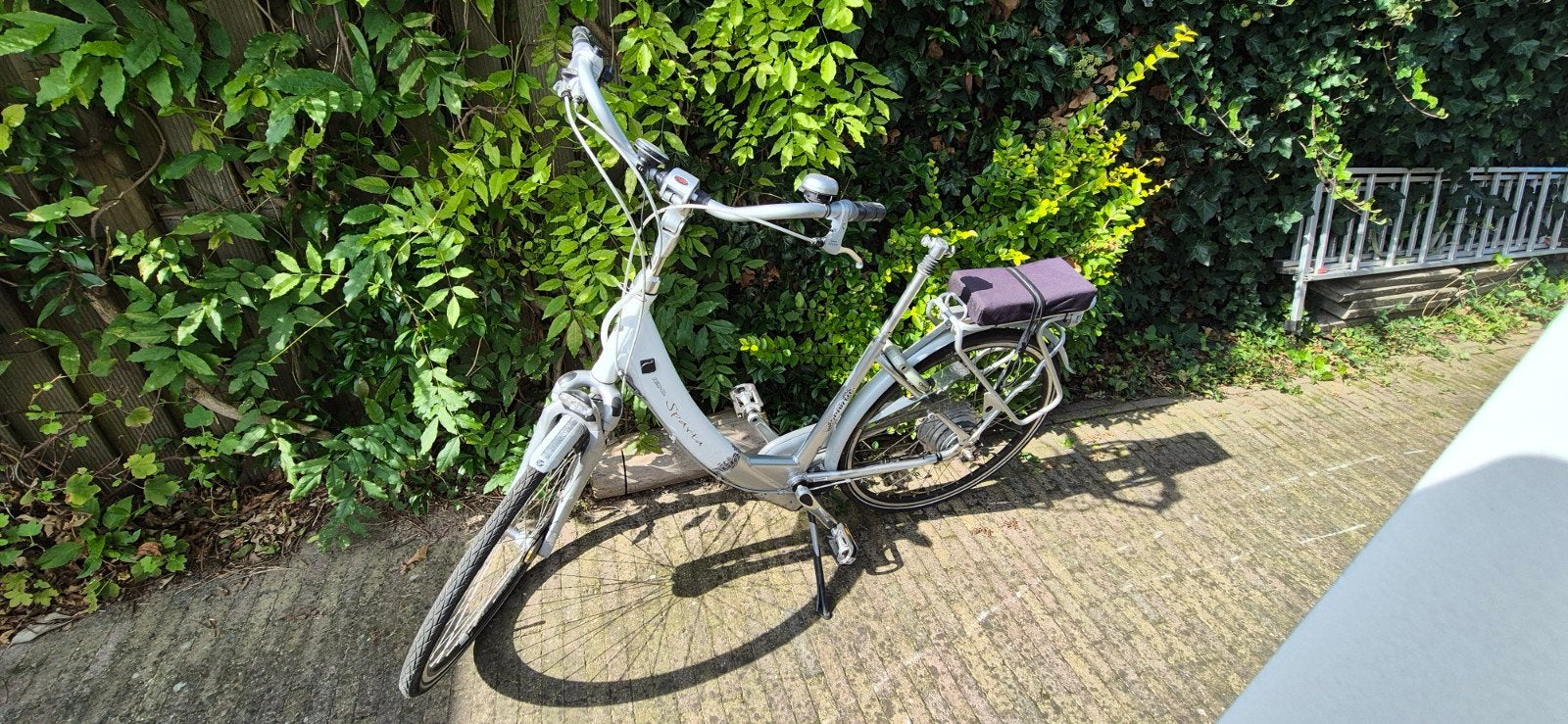 Sparta IONL elektrische fiets met kapotte accu. Geen zadel.