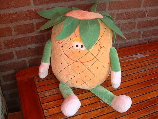 SLIGRO ANANAS POPJE VELOURS GEEL MET DOORGESTIKT, Kinderen en Baby's, Ophalen of Verzenden, Nieuw, Overige typen