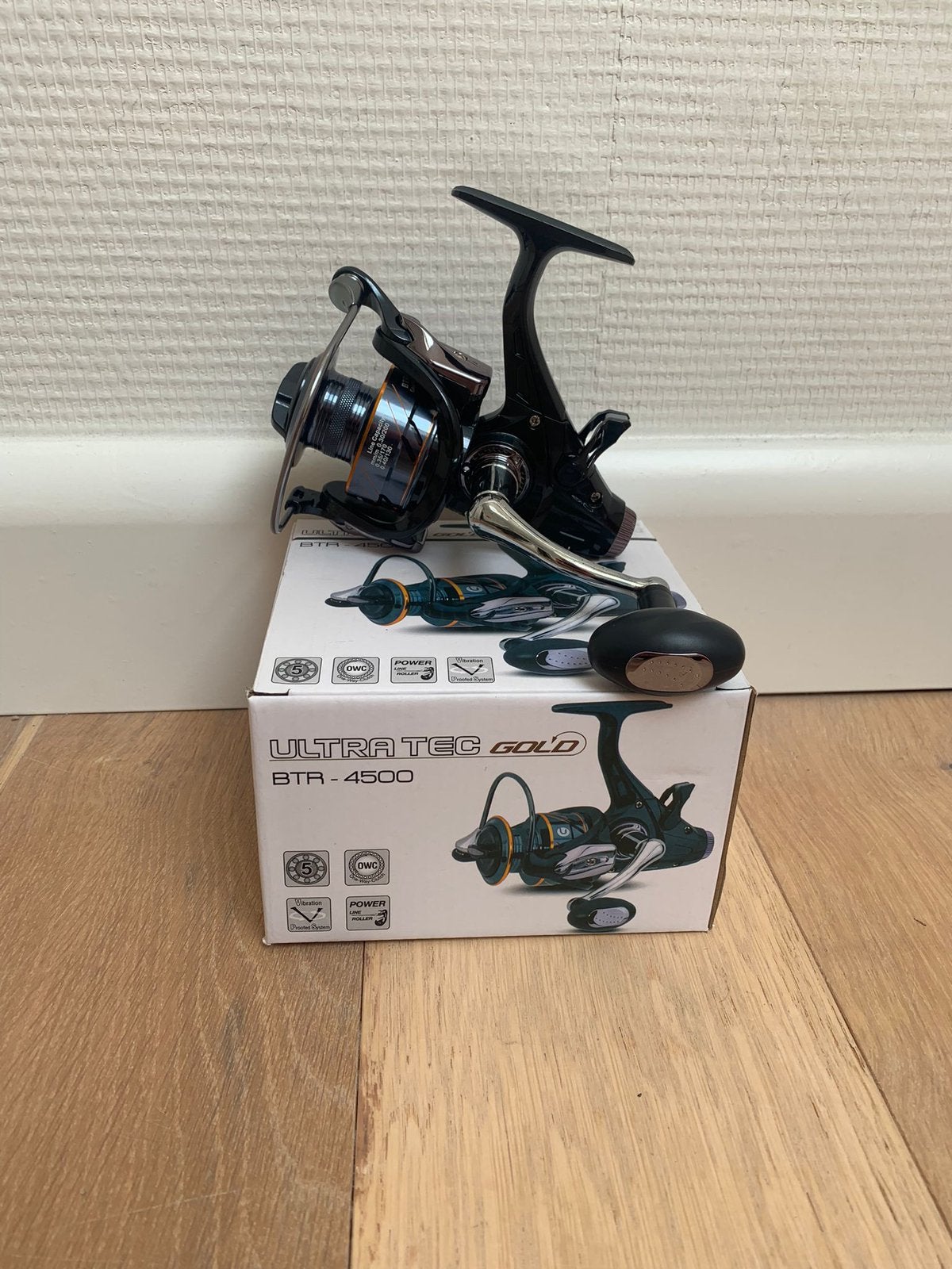 Nieuwe Saenger Ultra Tec 4500 baitrunner molen, 6 lagers, Saenger, Molen, Nieuw, Ophalen of Verzenden