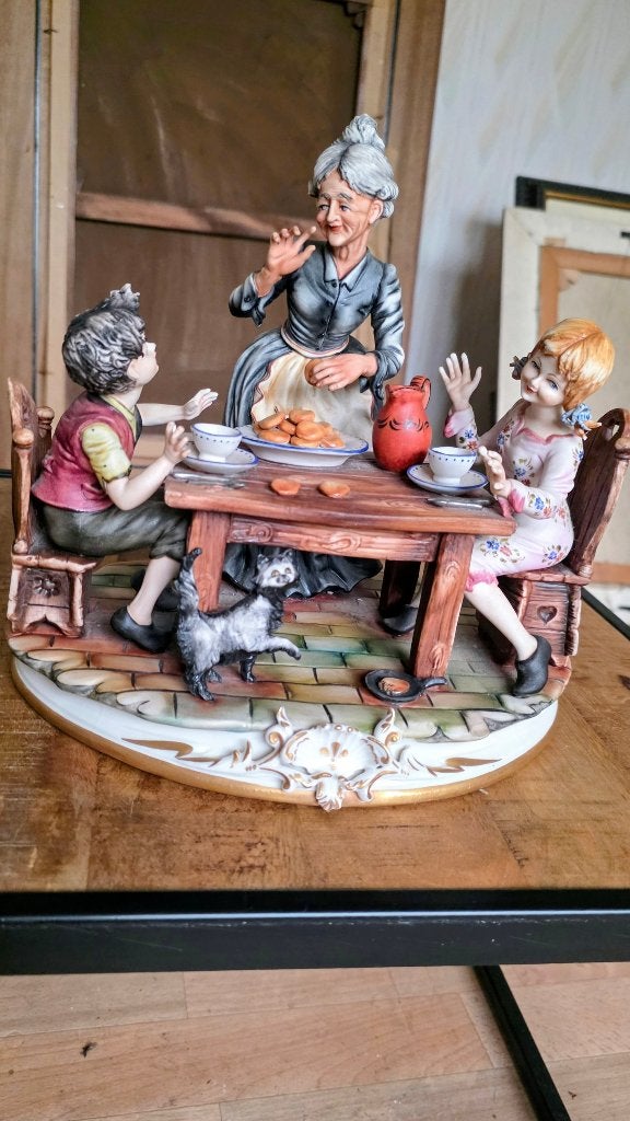 Beeld Capodimonte oma met kids aan tafel, Ophalen, Zo goed als nieuw, Mens