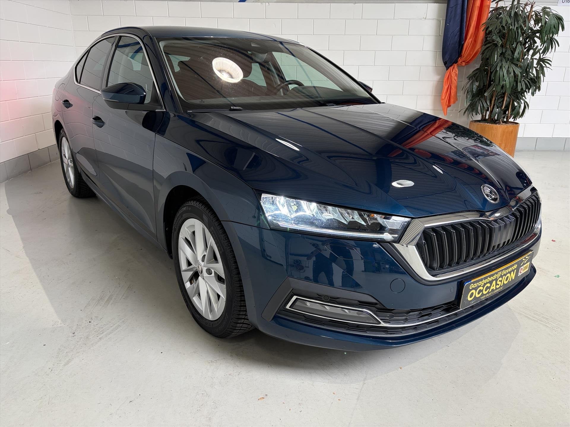 SKODA Octavia 1.0 TSI MHEV 110pk DSG7 ACC. Carplay, Led, Vir, Auto's, Gebruikt, Blauw, Leder en Stof, Origineel Nederlands