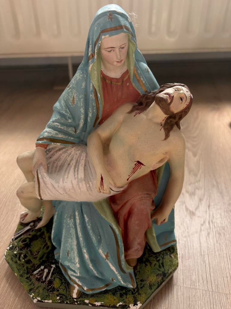 Pieta beeld Maria met Jezus, Ophalen
