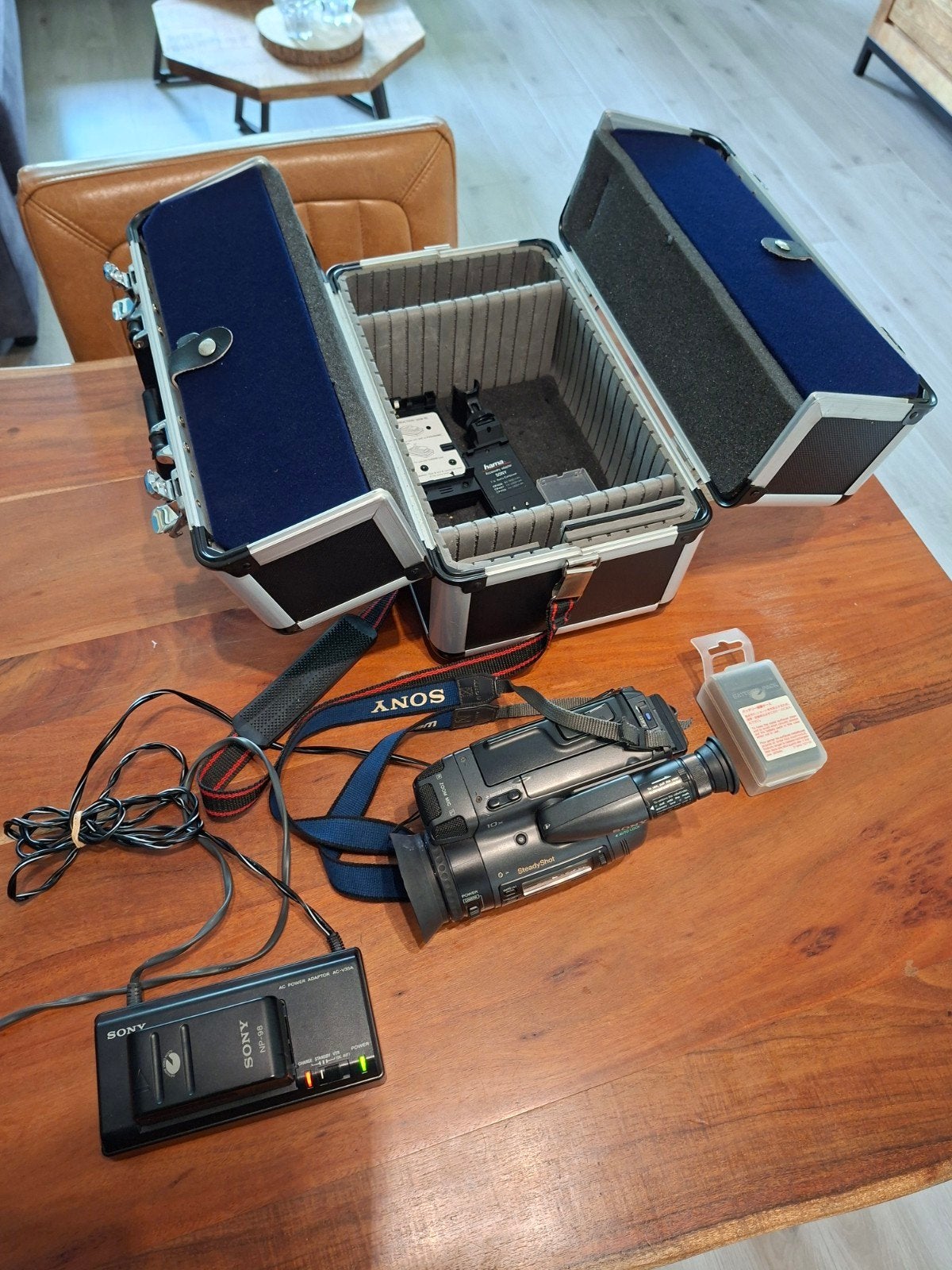 Sony Handycam Video Hi8 CCD-TR2000E met accessoires, Audio, Tv en Foto, Videocamera's Digitaal, Ophalen of Verzenden
