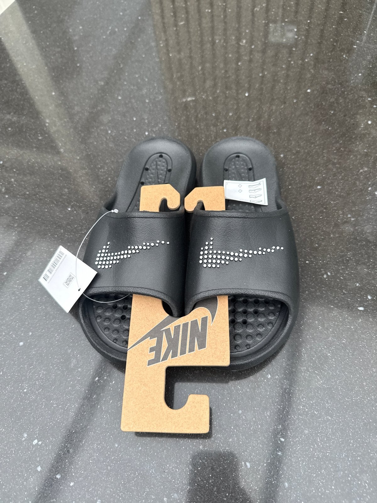 Nike Victori One Shower Slide - Zwart met strass, Ophalen of Verzenden, Nieuw, Zwart, Slippers