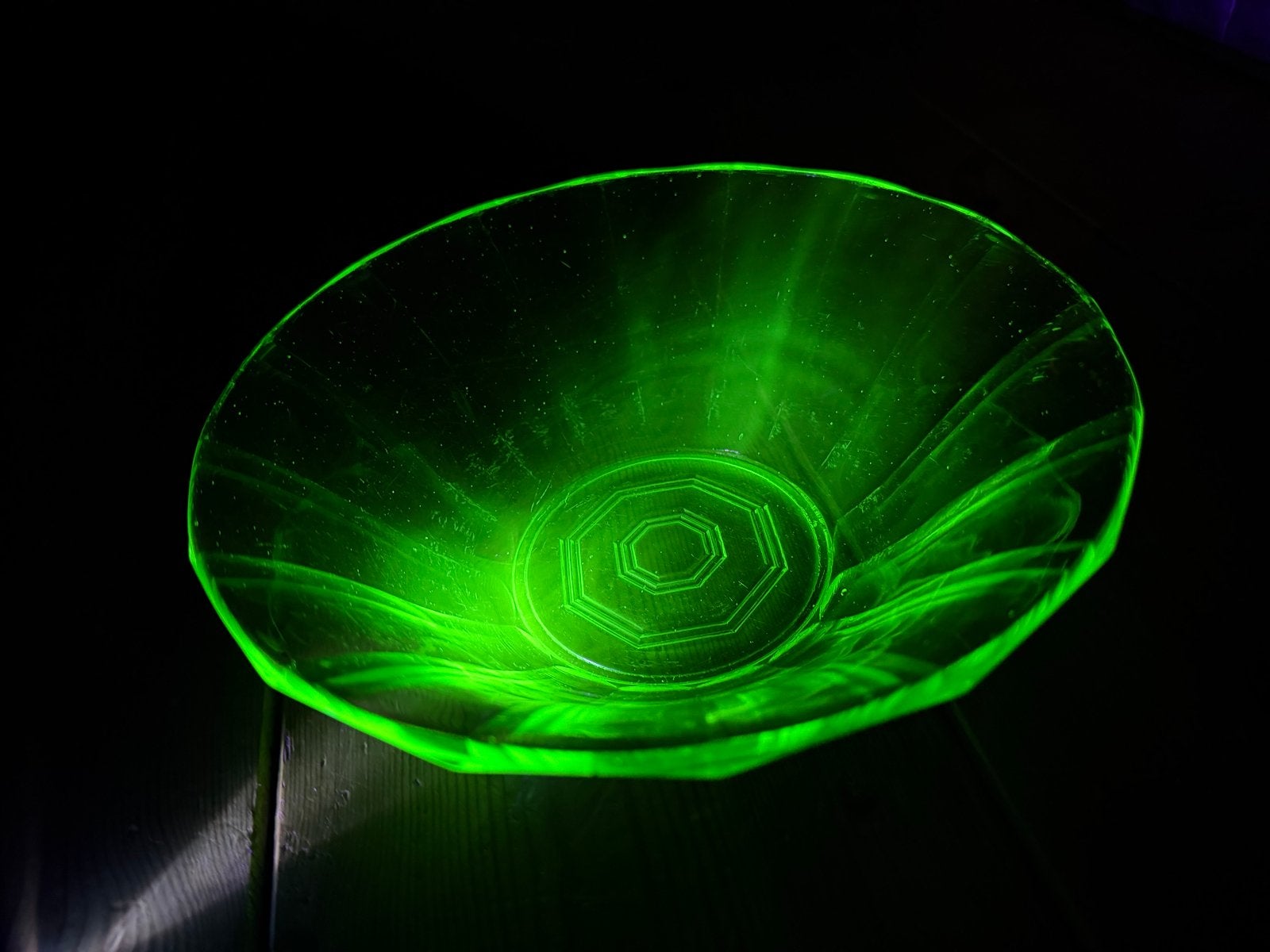 Prachtige annagroen uraniumglas schaal - Glows under UV!, Ophalen of Verzenden