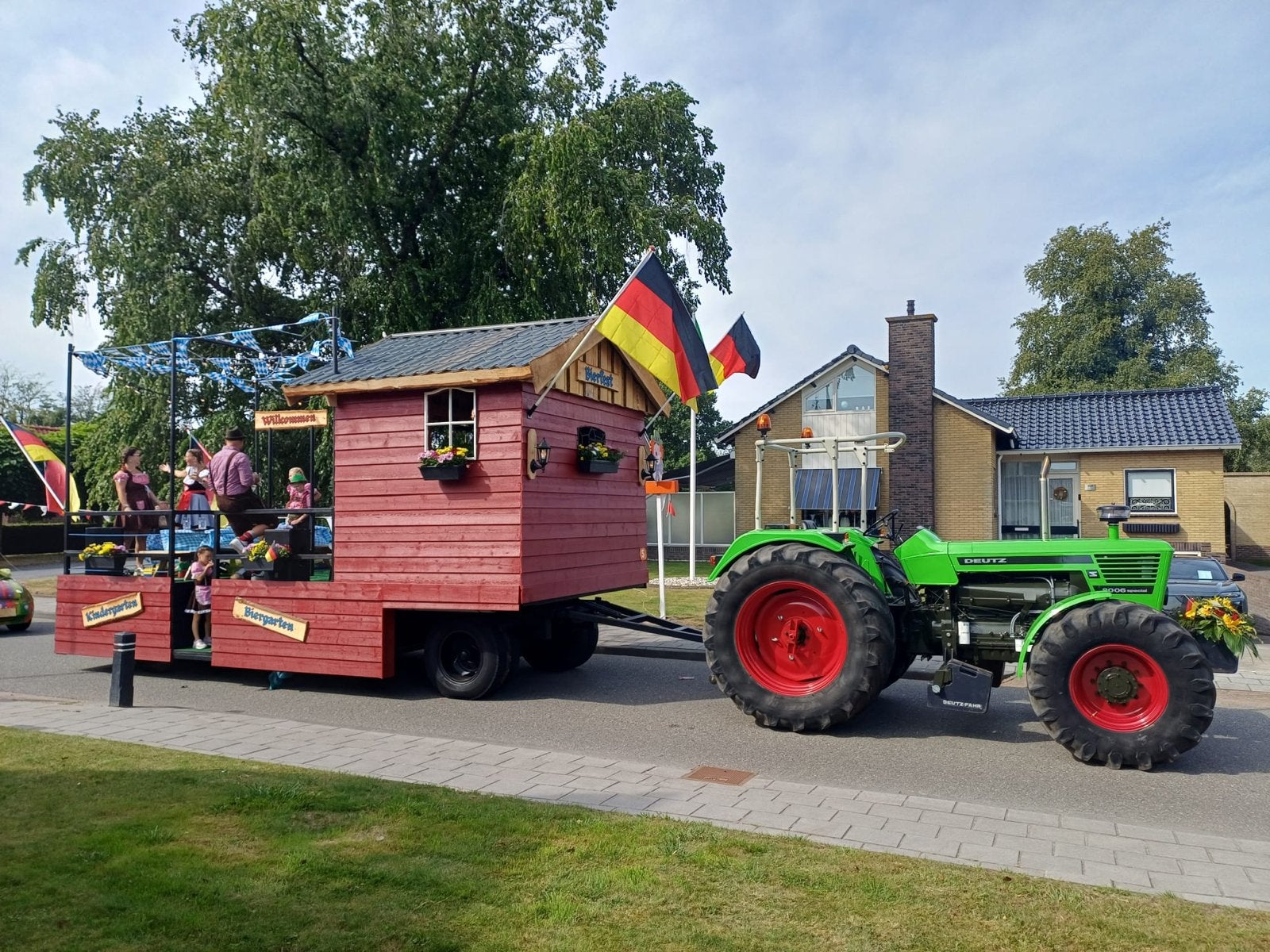 Te huur: Versierde wagen ‘Biergarten & Kindergarten’ thema, Ophalen