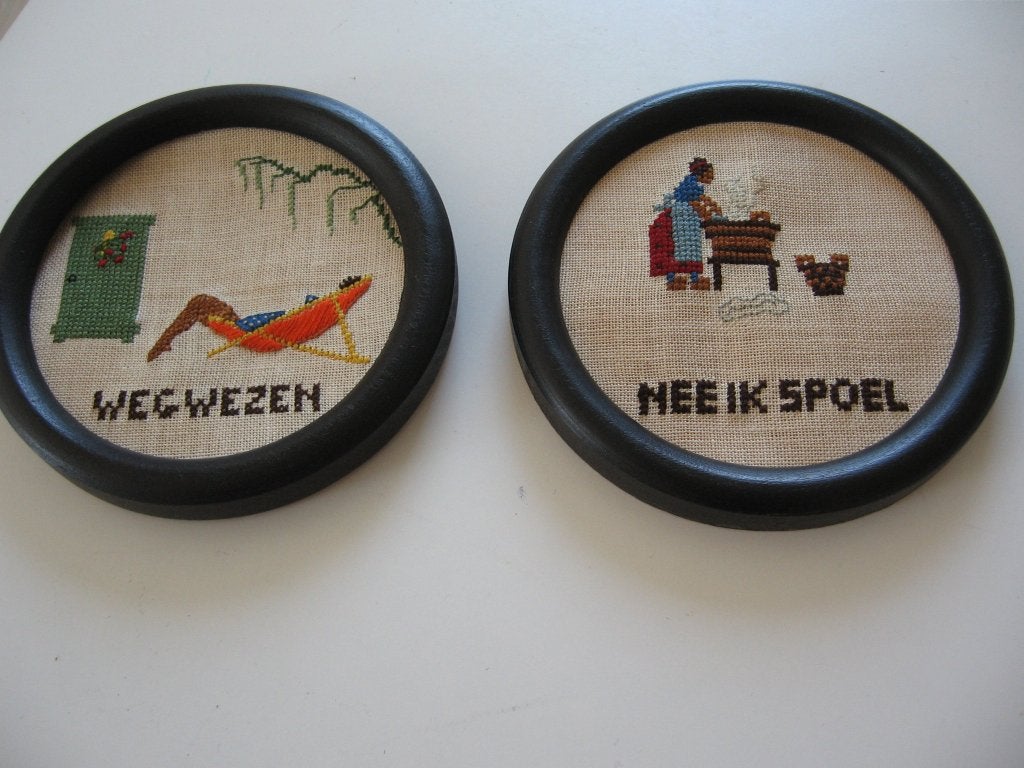 2 oude ronde borduurwerkjes1968 samen €17,50 Diamter 12 cm, Ophalen of Verzenden