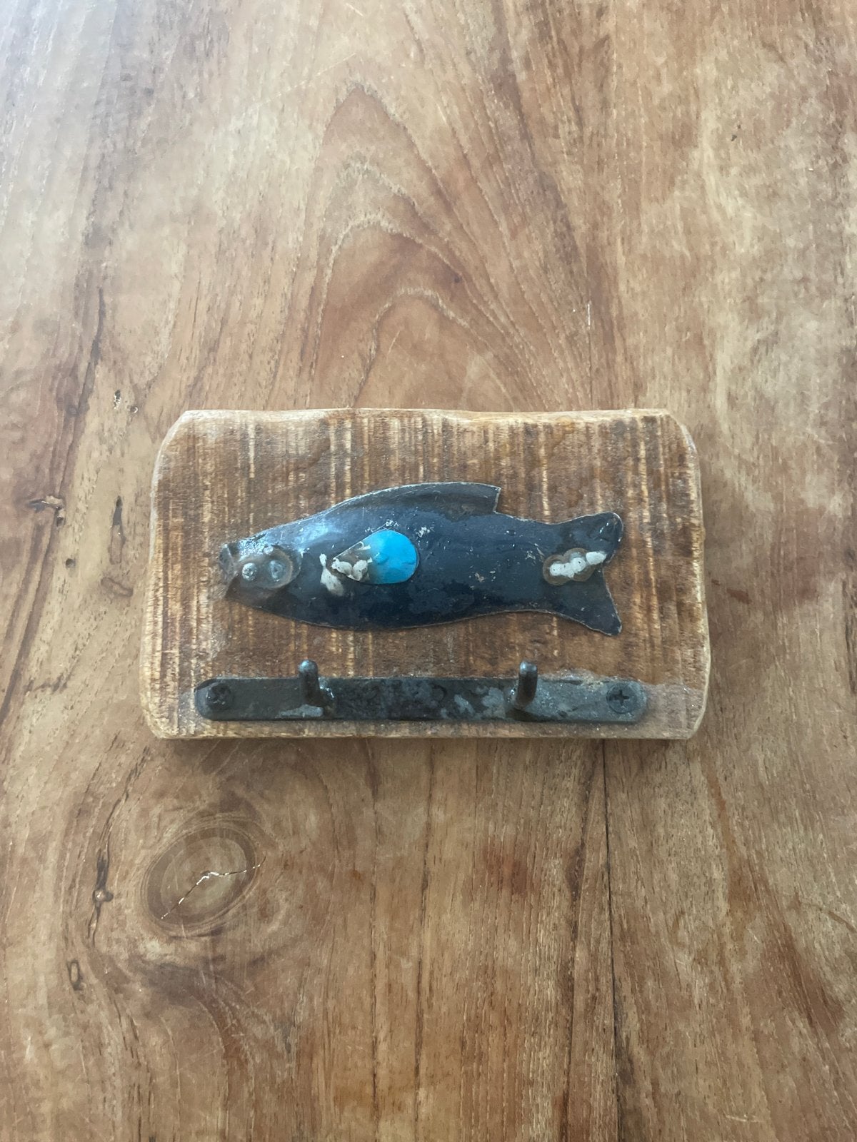 Kapstokje met vis, hout en metaal, 8x13 cm, Gebruikt, Wandhaken, Ophalen of Verzenden, Minder dan 100 cm